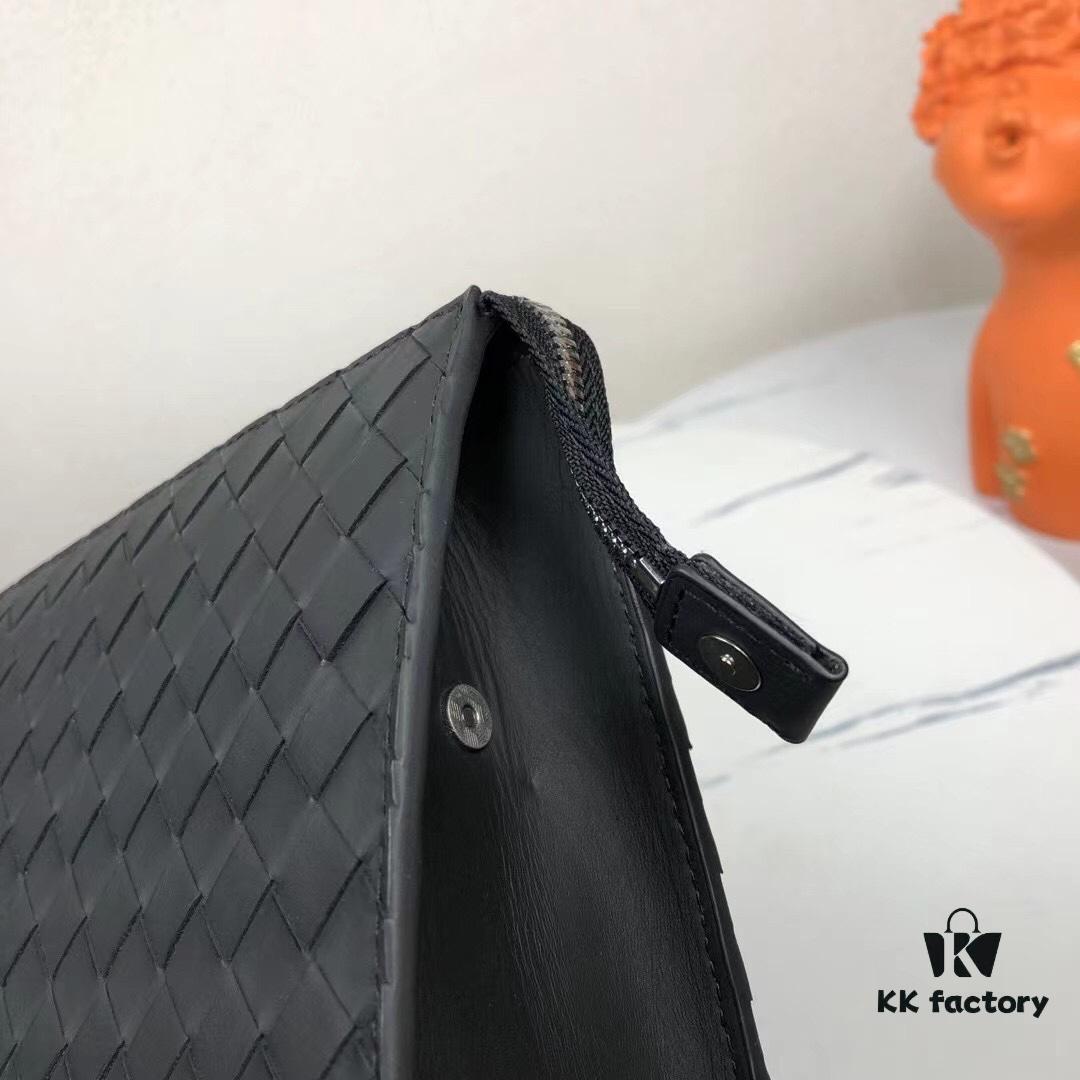 6930c3d46e68136f4d9af63a New Woven Vertical Clutch Bag