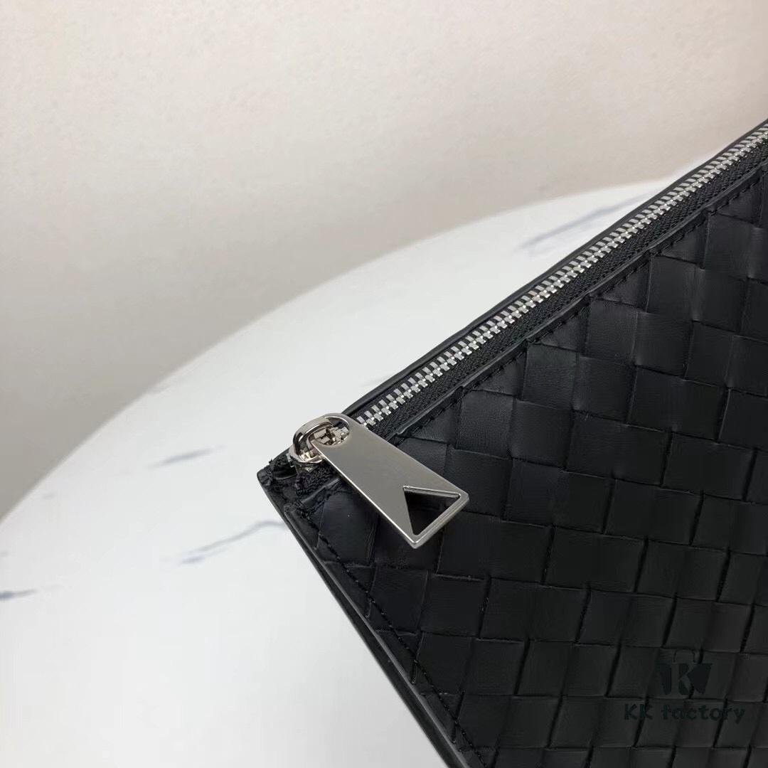 6930c3d46e68136f4d9af63c New Woven Vertical Clutch Bag