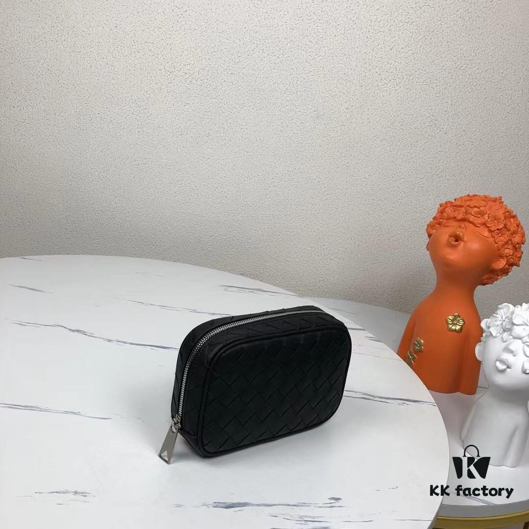 6930c3d76e68136f4d9af640 Latest BV Official Website BOTTEGA: Premium Waxed Calfskin Handbag, Italian Craftsmanship, Exclusive Design