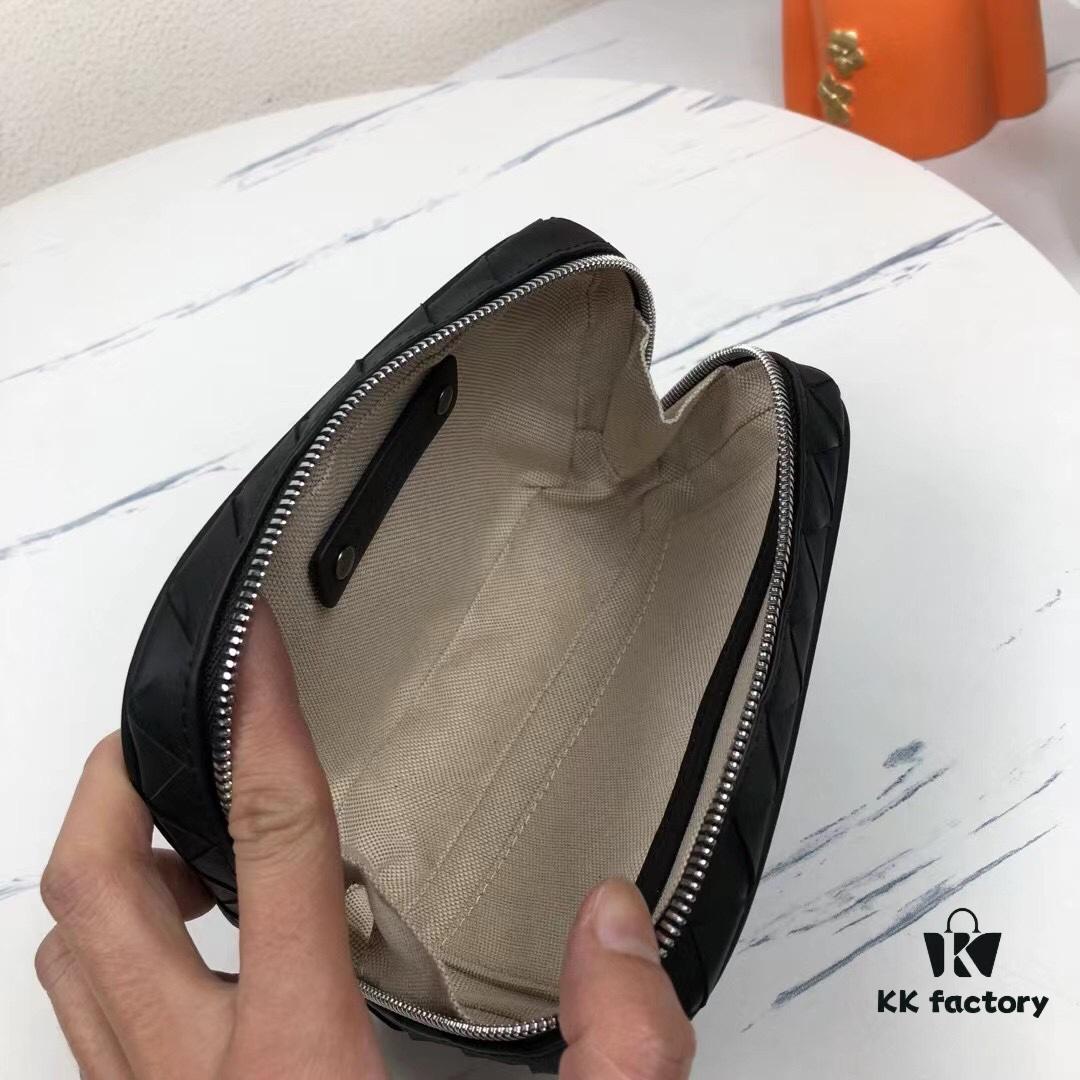 6930c3d96e68136f4d9af645 Latest BV Official Website BOTTEGA: Premium Waxed Calfskin Handbag, Italian Craftsmanship, Exclusive Design