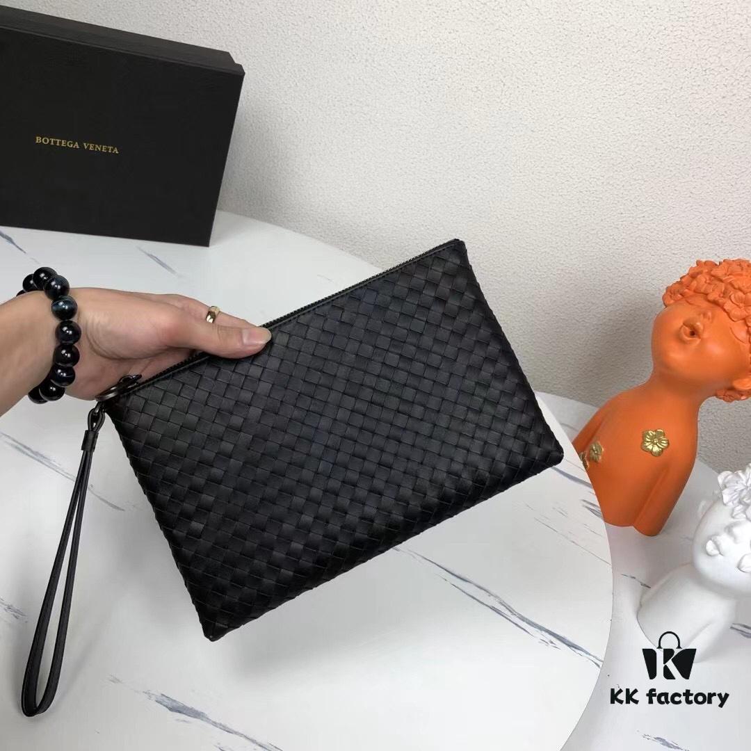 6930c43c6e68136f4d9af710 Small Size with Box - BV Men's Handbag 😱 Crafted with Traditional Techniques 💪🏻 Premium Waxed Cowhide Leather, Handwoven 🤠 Multi-functional Design – Can Be Used as Wallet or Clutch 🌟 Minimalist Style, Fully Braided Body, Practical Handle, Secret Pocket with Zipper at Opening, Interior Zippered Compartment 🎓 Size: 25*17*1 cm