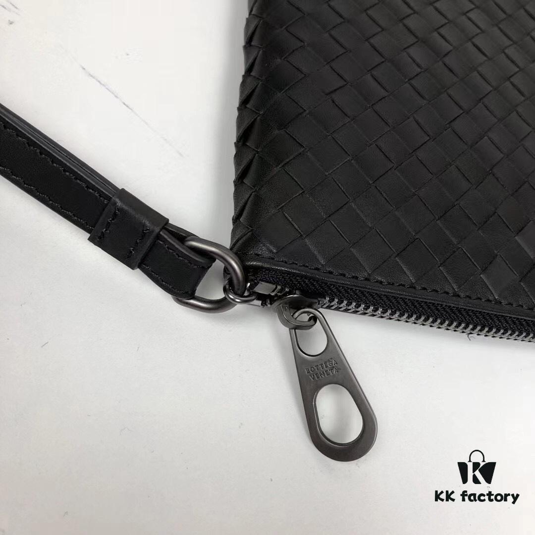 6930c43d6e68136f4d9af713 Small Size with Box - BV Men's Handbag 😱 Crafted with Traditional Techniques 💪🏻 Premium Waxed Cowhide Leather, Handwoven 🤠 Multi-functional Design – Can Be Used as Wallet or Clutch 🌟 Minimalist Style, Fully Braided Body, Practical Handle, Secret Pocket with Zipper at Opening, Interior Zippered Compartment 🎓 Size: 25*17*1 cm