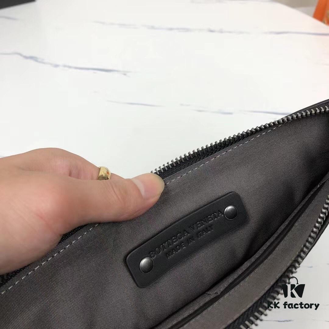 6930c43e6e68136f4d9af714 Small Size with Box - BV Men's Handbag 😱 Crafted with Traditional Techniques 💪🏻 Premium Waxed Cowhide Leather, Handwoven 🤠 Multi-functional Design – Can Be Used as Wallet or Clutch 🌟 Minimalist Style, Fully Braided Body, Practical Handle, Secret Pocket with Zipper at Opening, Interior Zippered Compartment 🎓 Size: 25*17*1 cm
