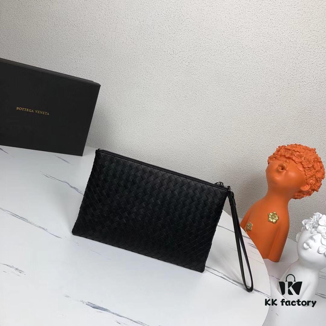 6930c43e6e68136f4d9af716 Small Size with Box - BV Men's Handbag 😱 Crafted with Traditional Techniques 💪🏻 Premium Waxed Cowhide Leather, Handwoven 🤠 Multi-functional Design – Can Be Used as Wallet or Clutch 🌟 Minimalist Style, Fully Braided Body, Practical Handle, Secret Pocket with Zipper at Opening, Interior Zippered Compartment 🎓 Size: 25*17*1 cm