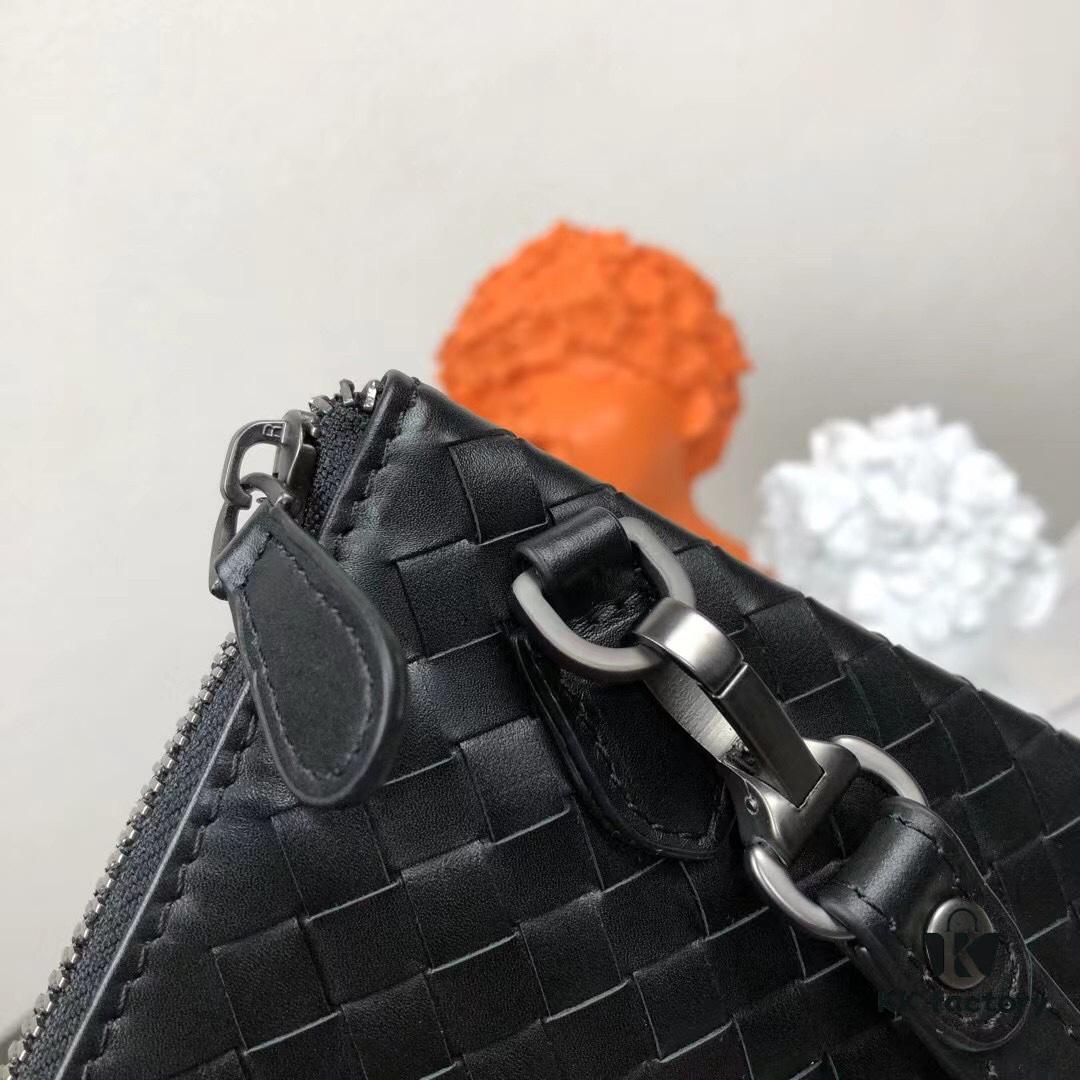 6930c4776e68136f4d9af784 Small Size with Box BV Men's Hand Purse 😱 Traditional Craftsmanship 💪🏻 Premium Waxed Cowhide Leather, Handwoven 🤠 Can Be Used as Wallet or Hand Purse, Minimalist Design, Fully Braided Body, Practical Handle, Secret Pocket with Zipper, Interior Zipper Compartment 🎓 Model: 9916-2#, Color: Black, Size: 24*15*2cm