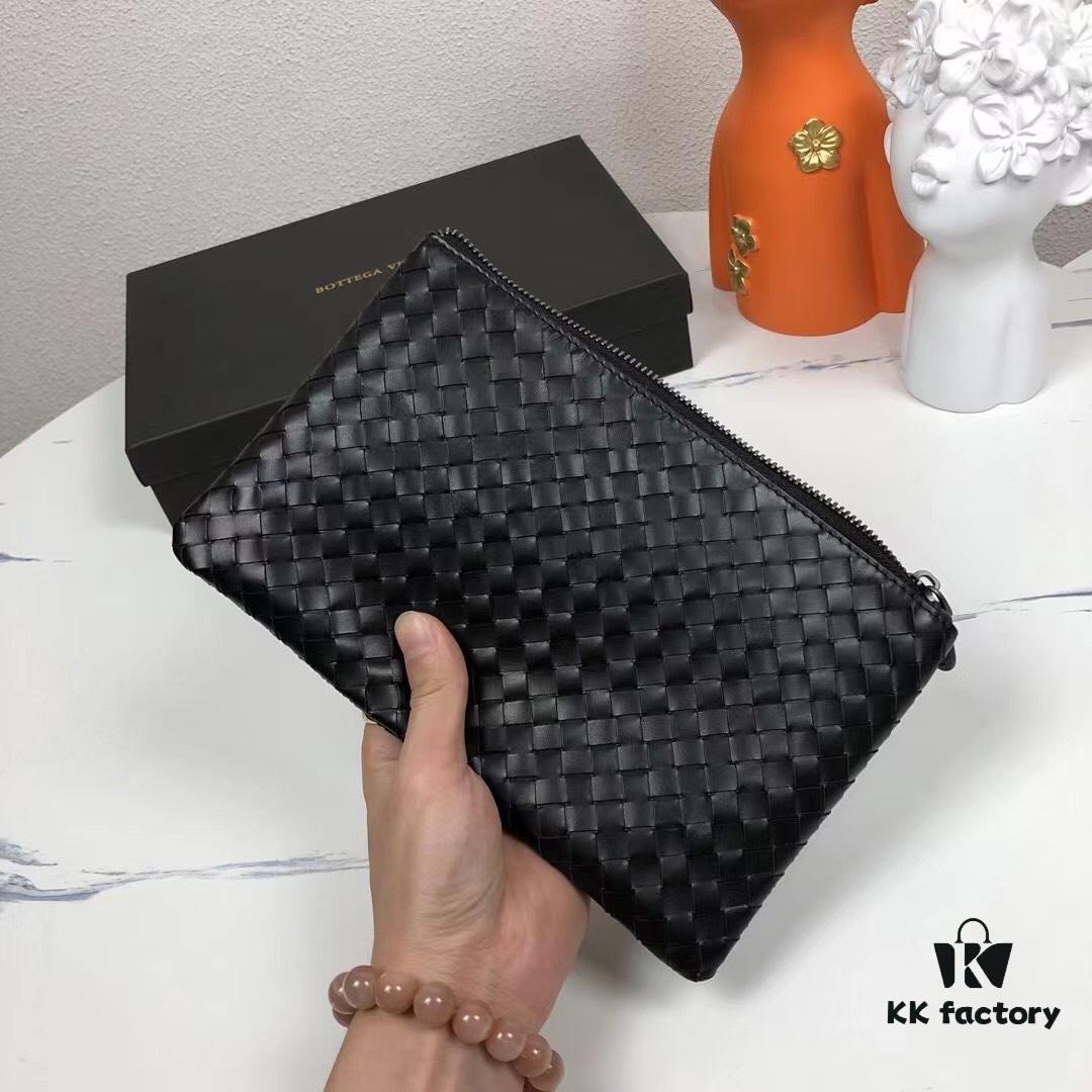 6930c47a6e68136f4d9af786 Small Size with Box BV Men's Hand Purse 😱 Traditional Craftsmanship 💪🏻 Premium Waxed Cowhide Leather, Handwoven 🤠 Can Be Used as Wallet or Hand Purse, Minimalist Design, Fully Braided Body, Practical Handle, Secret Pocket with Zipper, Interior Zipper Compartment 🎓 Model: 9916-2#, Color: Black, Size: 24*15*2cm