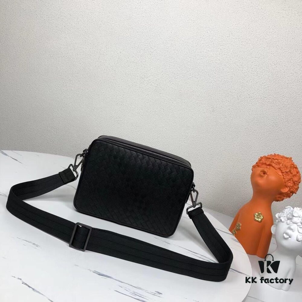 BV - Latest Men's Small Crossbody Bag 😄 Original Quality, Synchronized with Official Website, Made of Top-Grade Waxed Calfskin, Superb Hand Feel, Authentic Hardware, Unique Design Style, Perfect in Every Detail, Exquisitely Crafted, Elegant and Refined, High-Quality