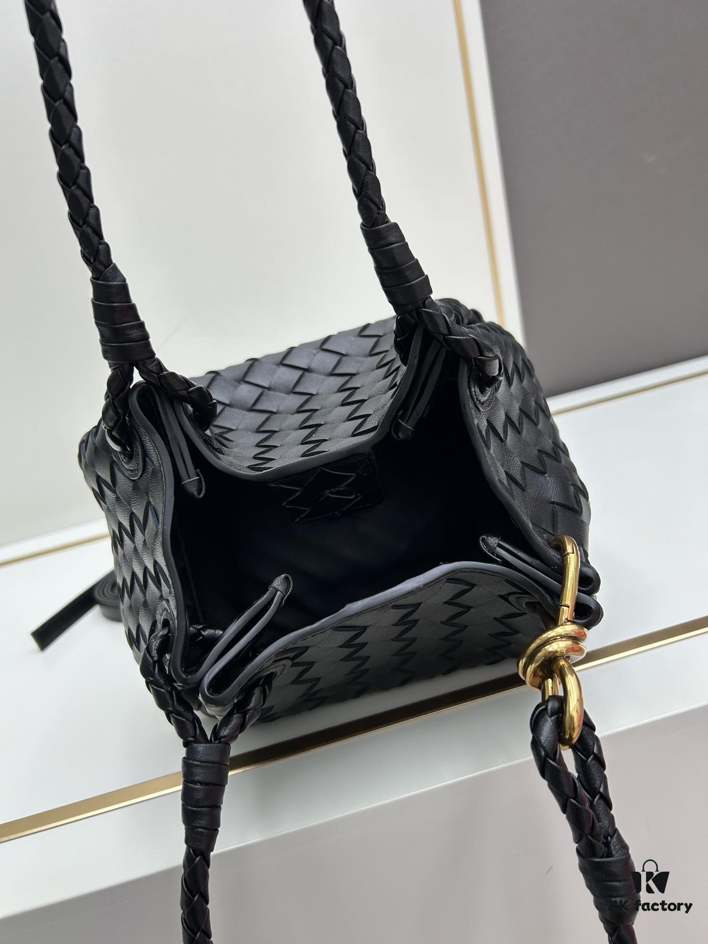 6930c69e6e68136f4d9afb36 BV's New Arrival! Andiamo Parachute Bag, Inspired by Bottega Veneta's Archive Design, Combines Retro Elements with Modern Style