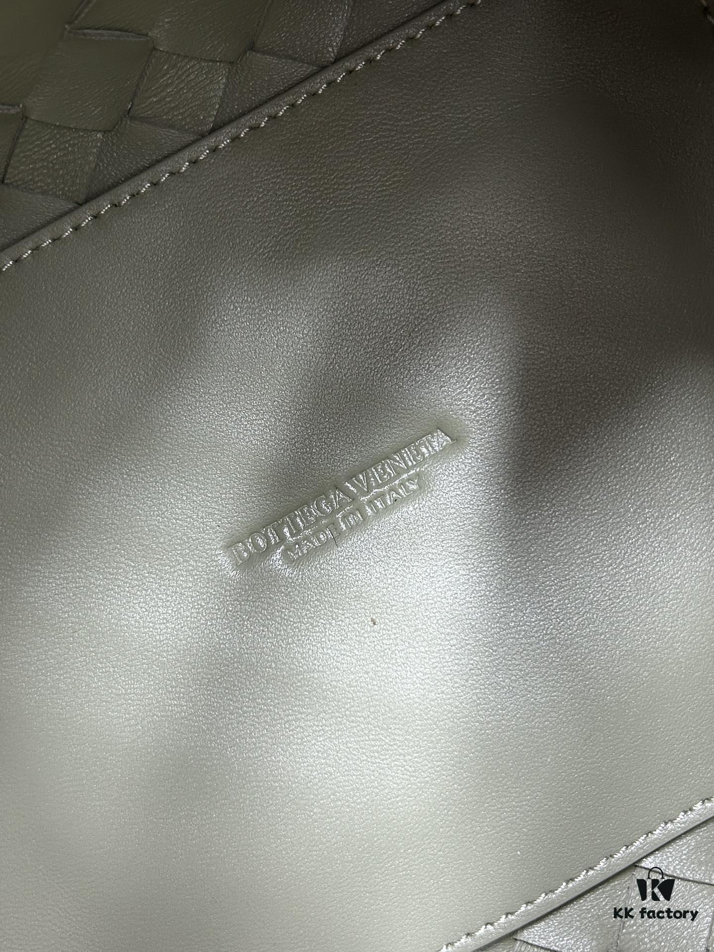 6930c6a96e68136f4d9afb45 BV's New Arrival! Andiamo Parachute Bag, Inspired by Bottega Veneta's Archive Design, Combines Retro Elements with Modern Style