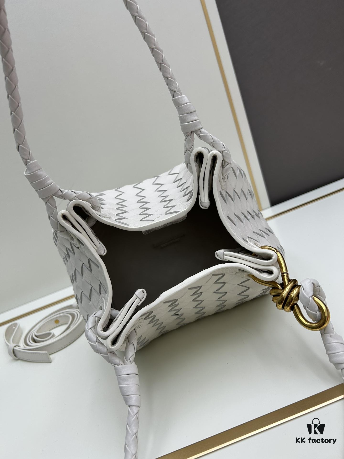 6930c6aa6e68136f4d9afb46 BV's New Arrival! Andiamo Parachute Bag, Inspired by Bottega Veneta's Archive Design, Night in Beijing Celebrity Shu Qi's Same Style