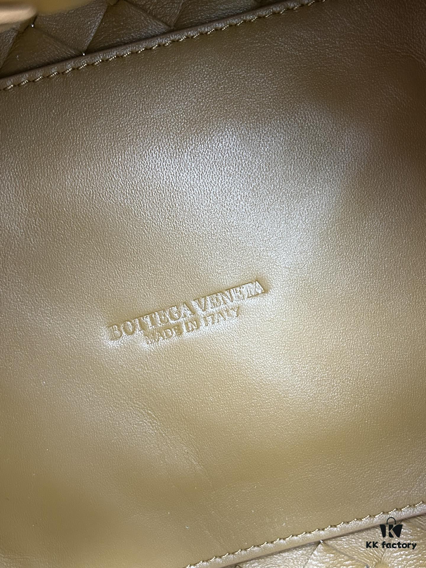 6930c6b06e68136f4d9afb4e BV's New Arrival! Andiamo Parachute Bag, Inspired by Bottega Veneta's Archive Design, Combines Retro Elements with Modern Style