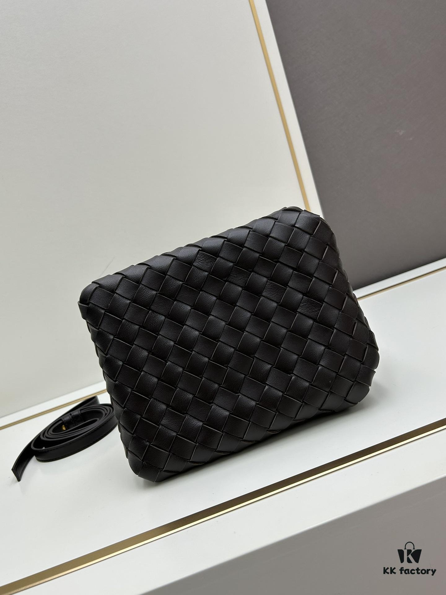 6930c6b26e68136f4d9afb52 BV's New Arrival! Andiamo Parachute Bag, Inspired by Bottega Veneta's Archive Design, Combines Retro Elements with Modern Style
