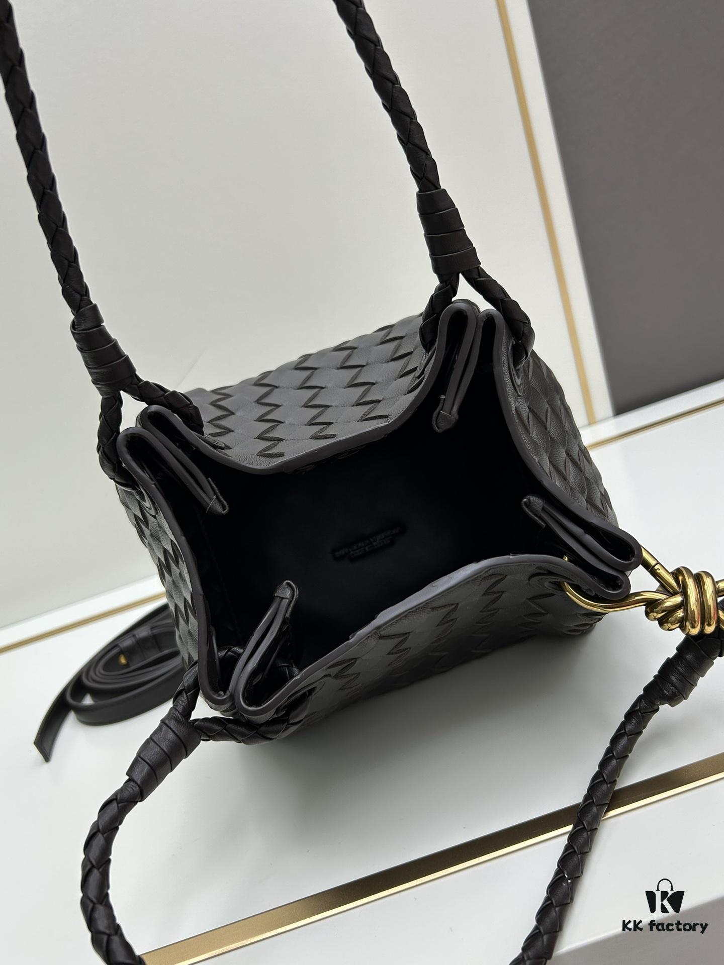 6930c6b46e68136f4d9afb54 BV's New Arrival! Andiamo Parachute Bag, Inspired by Bottega Veneta's Archive Design, Combines Retro Elements with Modern Style