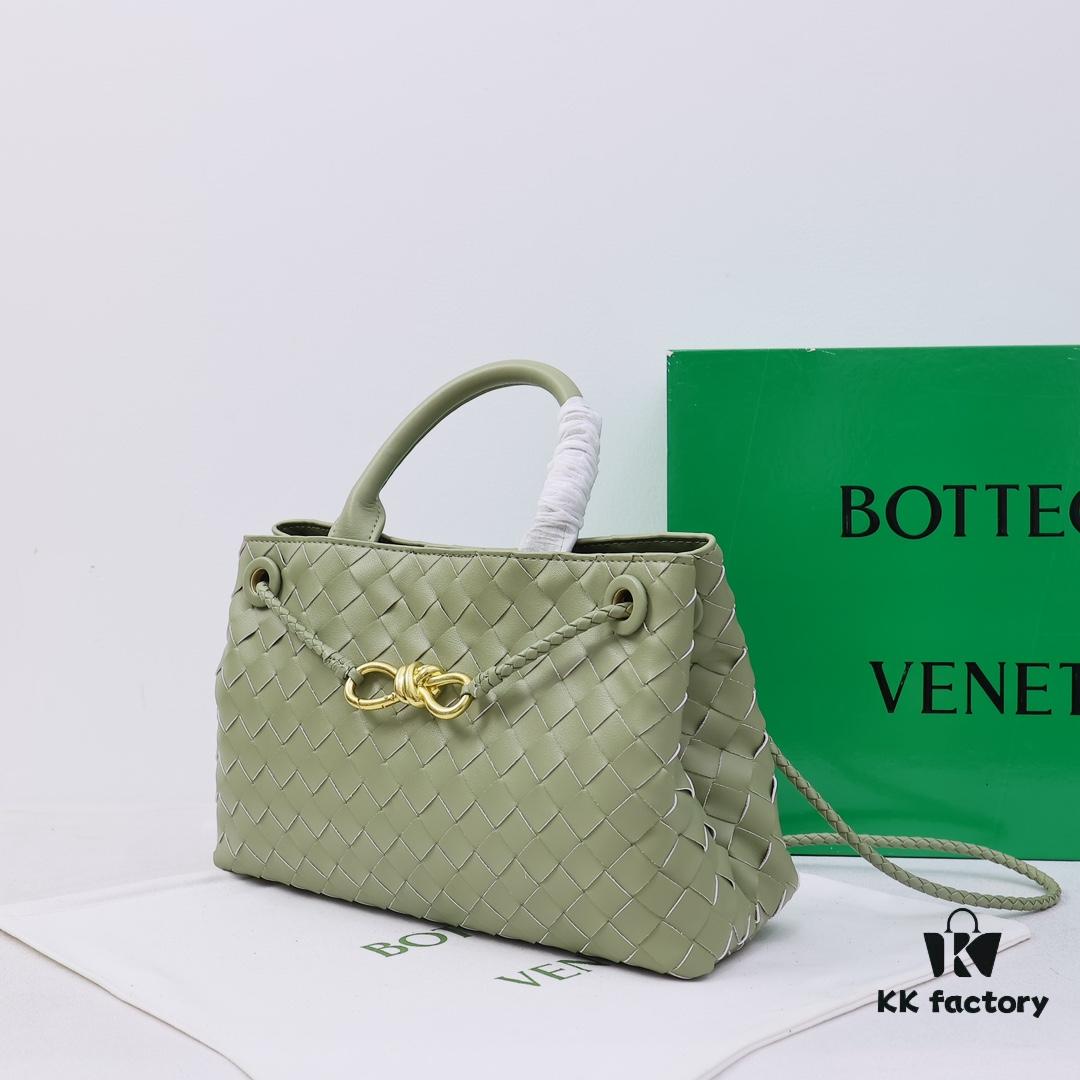 6930c72c6e68136f4d9afc1d BV Small E/W Andiamo Horizontal Edition S23 Pre-Fall Andiamo Design Woven Style Silhouette Dynamic Craftsmanship Horizontal Layout Exudes Refinement Unique Style More Suitable for Underarm Carry Perfect for Both Casual and Commuter Use