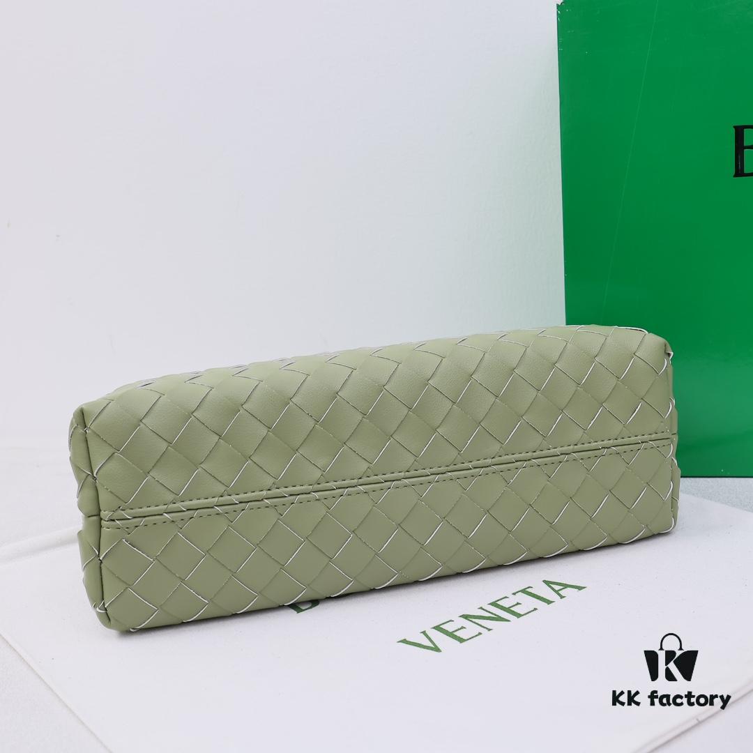 6930c72d6e68136f4d9afc1e BV Small E/W Andiamo Horizontal Edition S23 Pre-Fall Andiamo Design Woven Style Silhouette Dynamic Craftsmanship Horizontal Layout Exudes Refinement Unique Style More Suitable for Underarm Carry Perfect for Both Casual and Commuter Use