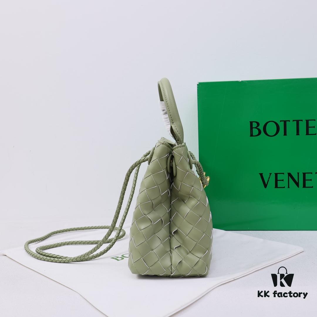 6930c72d6e68136f4d9afc20 BV Small E/W Andiamo Horizontal Edition S23 Pre-Fall Andiamo Design Woven Style Silhouette Dynamic Craftsmanship Horizontal Layout Exudes Refinement Unique Style More Suitable for Underarm Carry Perfect for Both Casual and Commuter Use