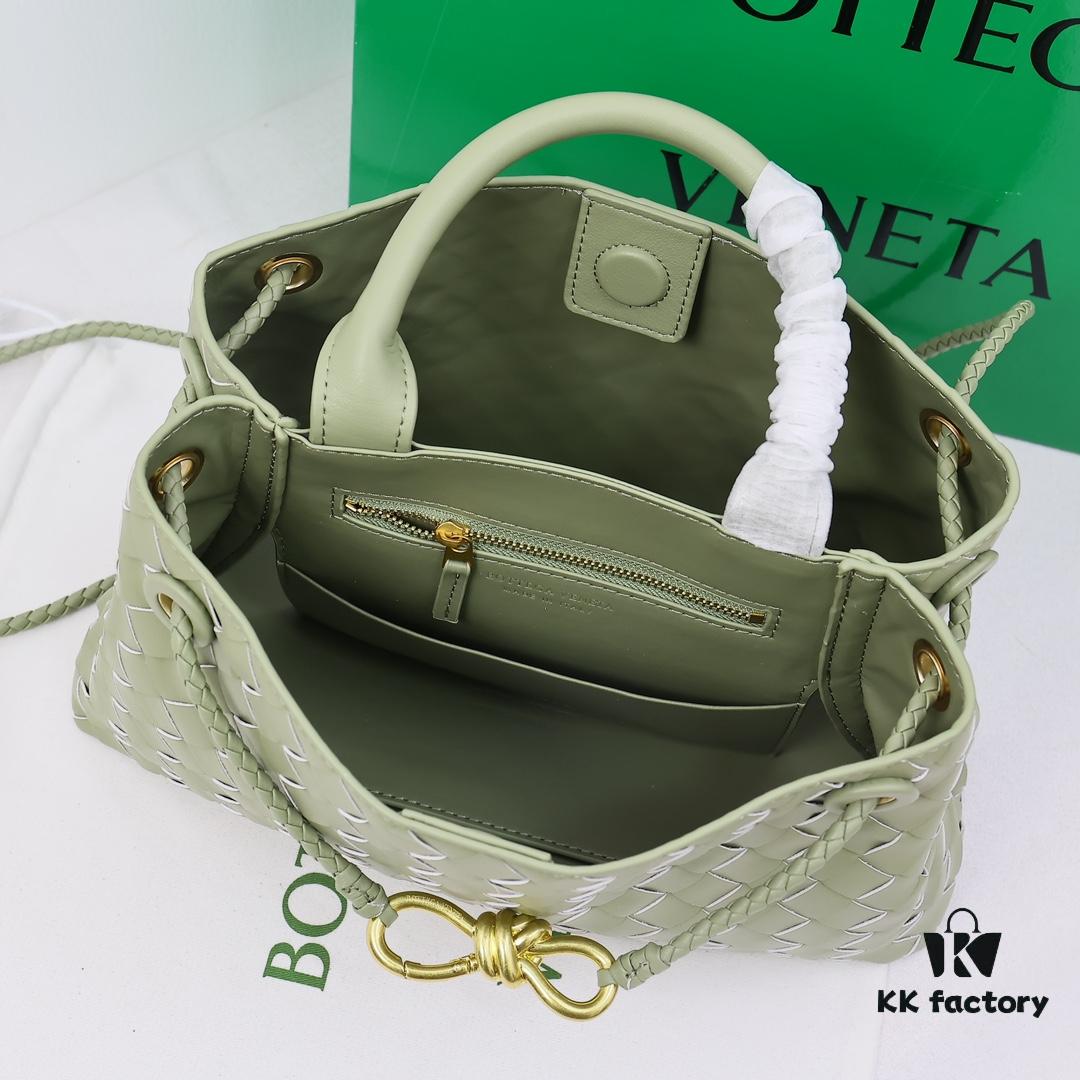 6930c72f6e68136f4d9afc23 BV Small E/W Andiamo Horizontal Edition S23 Pre-Fall Andiamo Design Woven Style Silhouette Dynamic Craftsmanship Horizontal Layout Exudes Refinement Unique Style More Suitable for Underarm Carry Perfect for Both Casual and Commuter Use