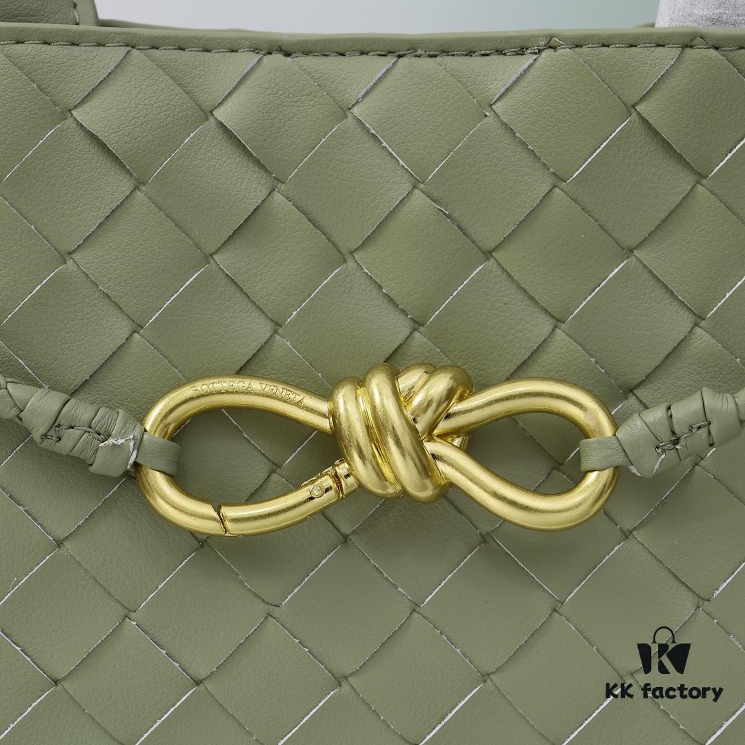 6930c7306e68136f4d9afc24 BV Small E/W Andiamo Horizontal Edition S23 Pre-Fall Andiamo Design Woven Style Silhouette Dynamic Craftsmanship Horizontal Layout Exudes Refinement Unique Style More Suitable for Underarm Carry Perfect for Both Casual and Commuter Use