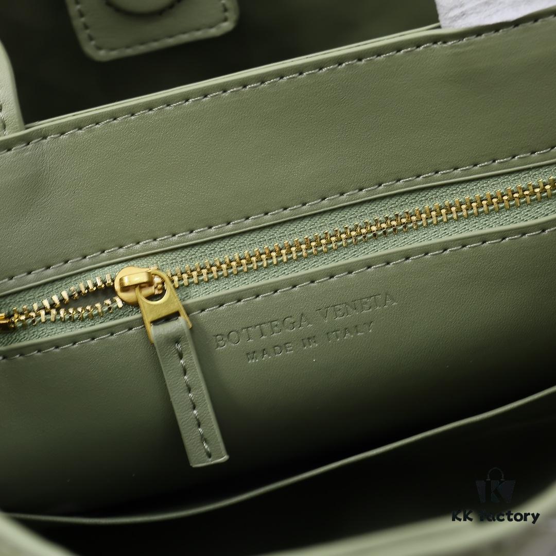 6930c7316e68136f4d9afc25 BV Small E/W Andiamo Horizontal Edition S23 Pre-Fall Andiamo Design Woven Style Silhouette Dynamic Craftsmanship Horizontal Layout Exudes Refinement Unique Style More Suitable for Underarm Carry Perfect for Both Casual and Commuter Use