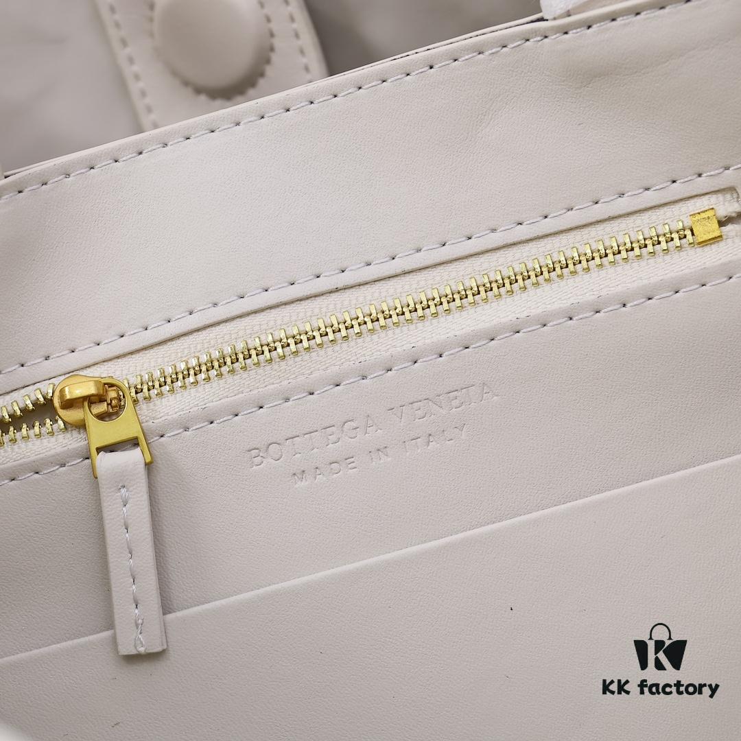 BV Small E/W Andiamo Horizontal Edition S23 Pre-Fall Andiamo Design Woven Style Silhouette for Dynamic Craftsmanship