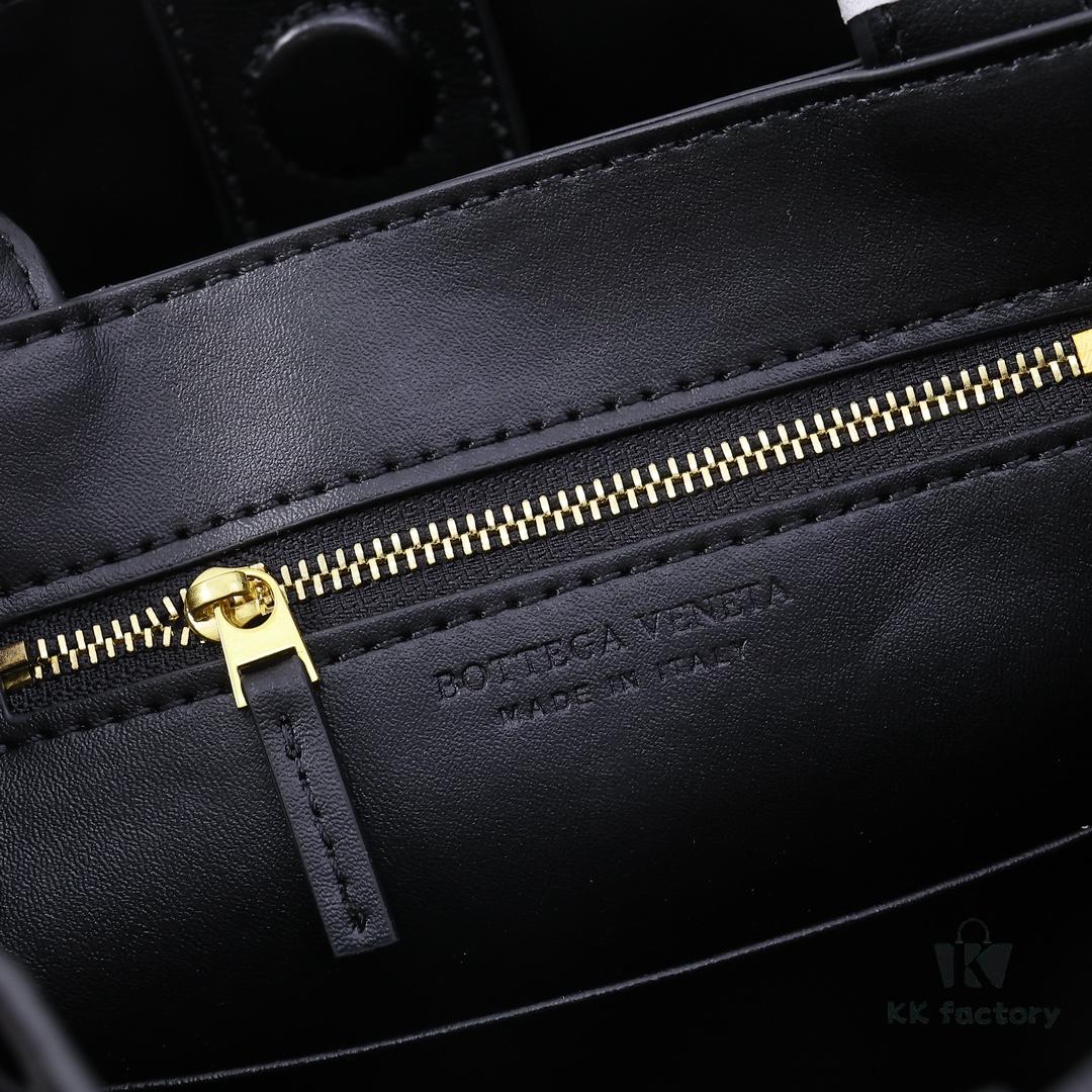 6930c7436e68136f4d9afc46 BV | Small E/W Andiamo Horizontal Edition S23 Pre-Fall Andiamo Design Woven Style Silhouette Dynamic Craftsmanship Horizontal Edition with Refined Touch Unique Style More Suitable for Underarm Carry, Casual and Commuting Versatile