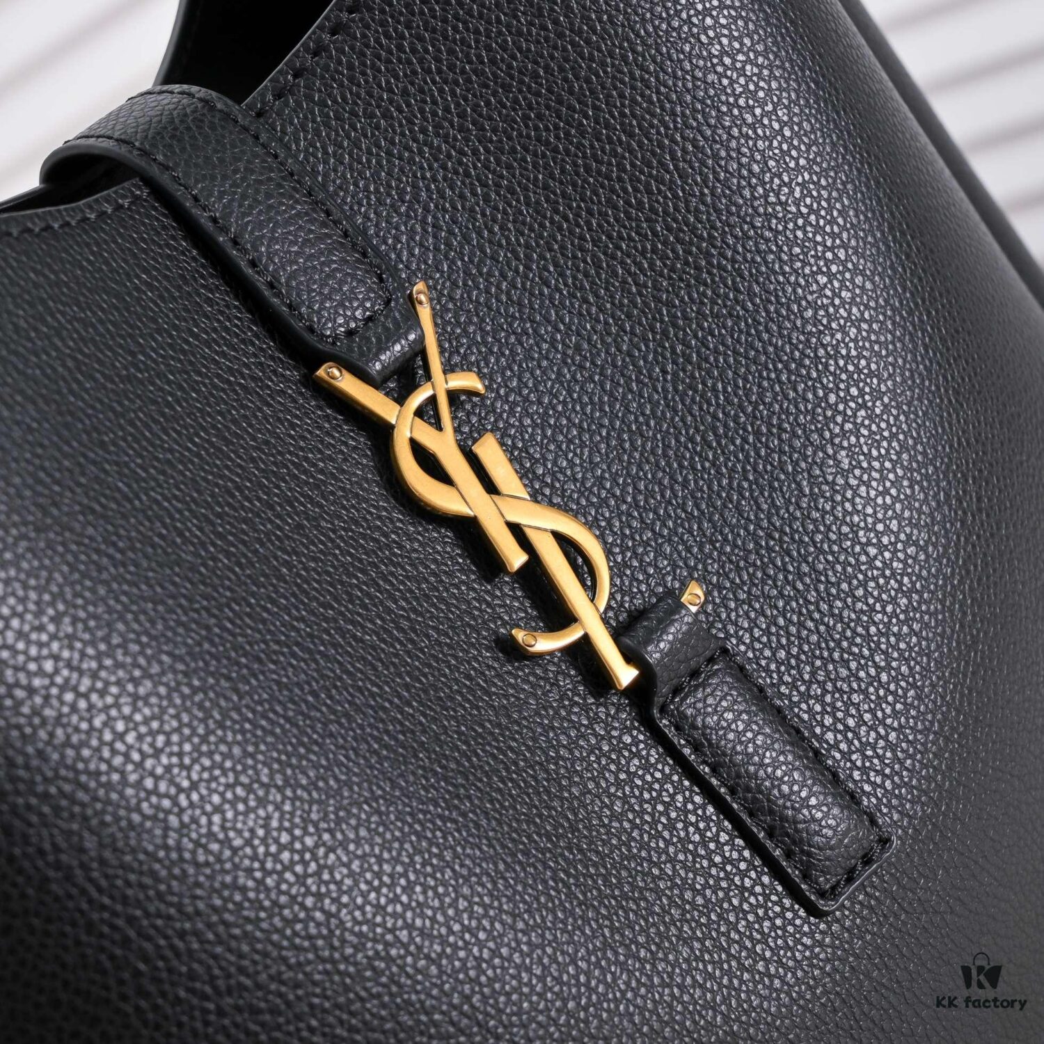 6930c9c76e68136f4d9b0085 Saint Laurent 2023 Spring Collection Hobo Rose Same-Style Shoulder Bag