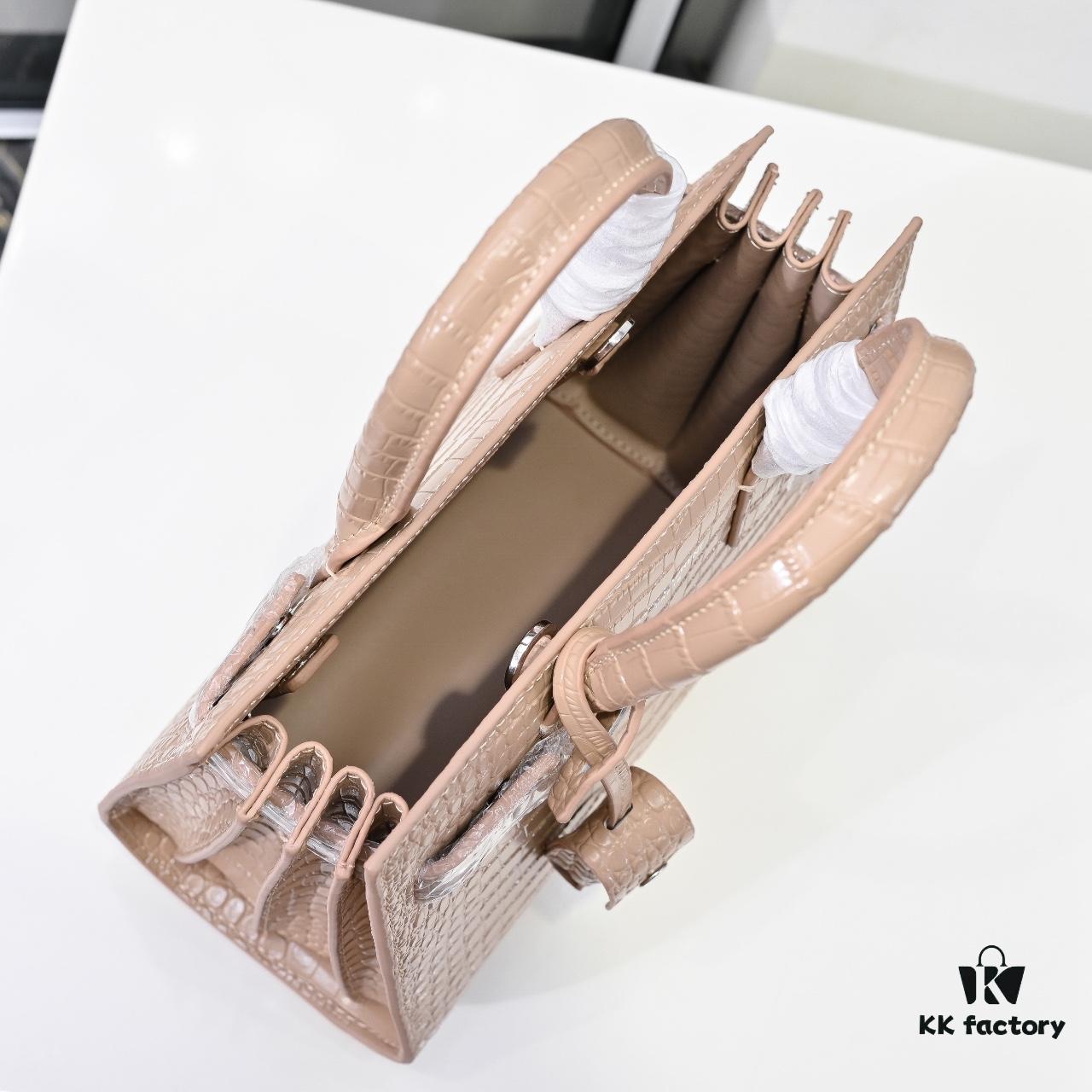 6930cb686e68136f4d9b033e Rose's Street Style Bag | YSL's Muse Inspires Fashion Trends