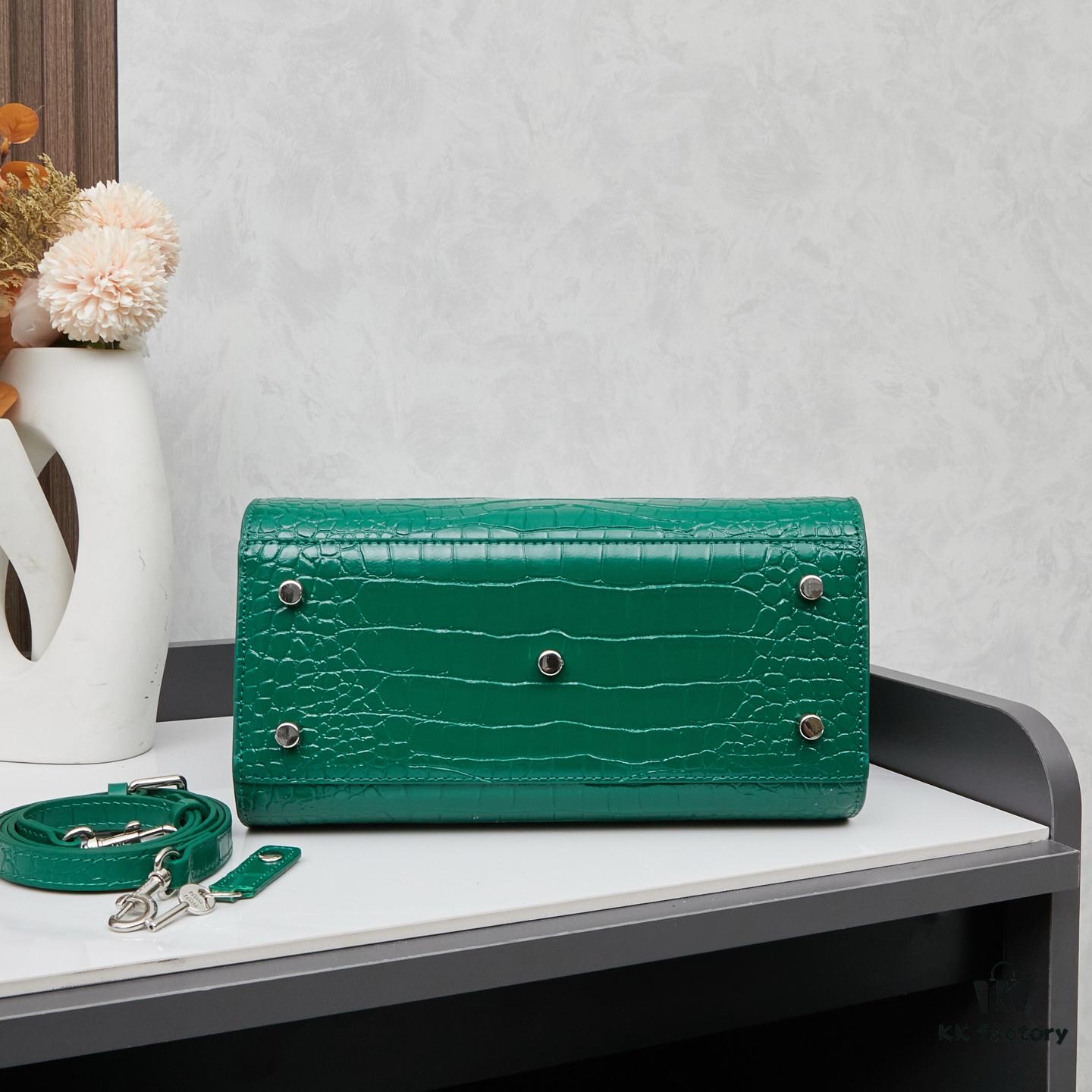 6930cc2b6e68136f4d9b046e New Crocodile-Textured Bag | Rose's Popular Street Style Bag