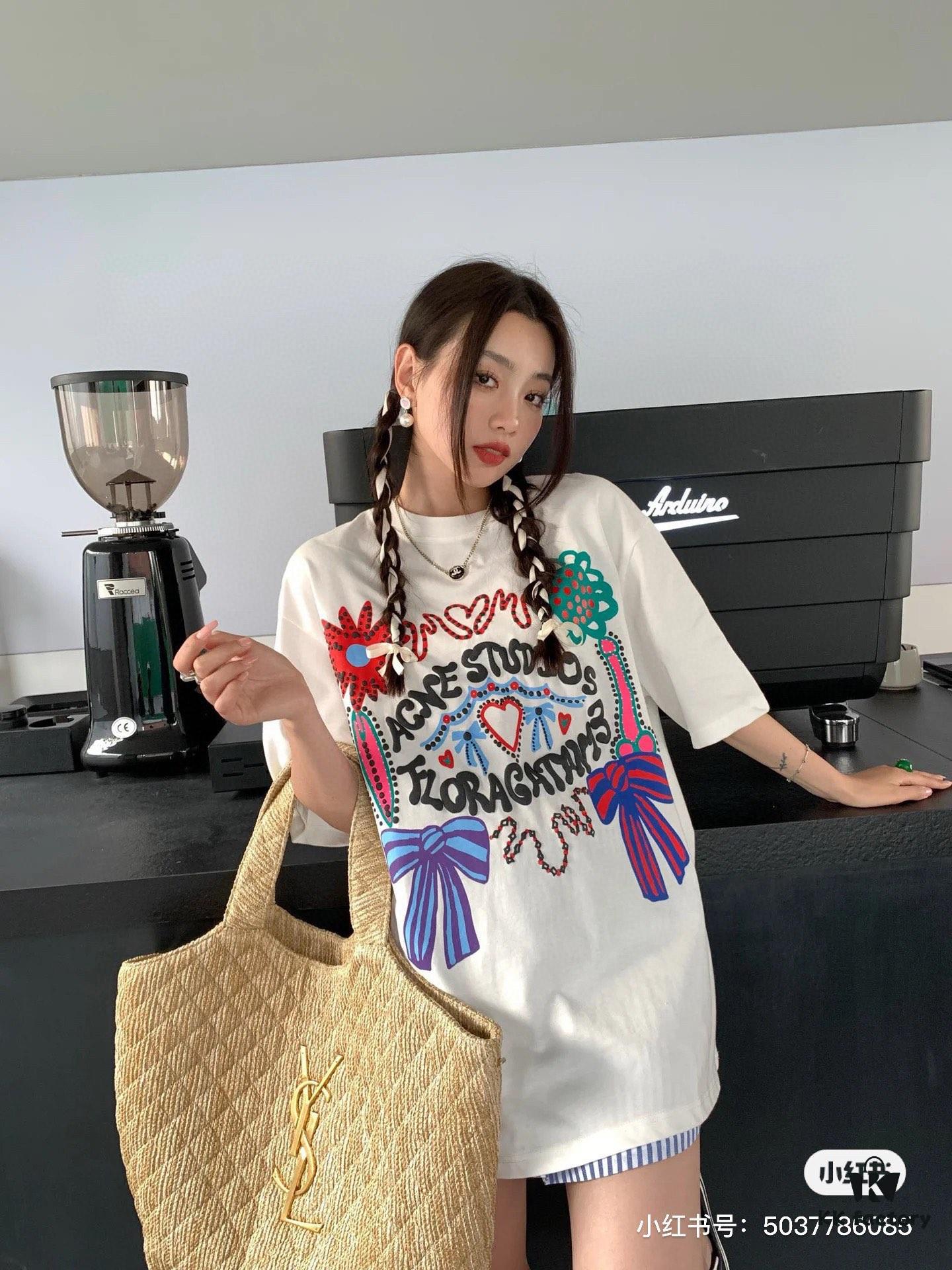 6930cf606e68136f4d9b09ca New YSL Oversized Logo Quilted Tote Bag