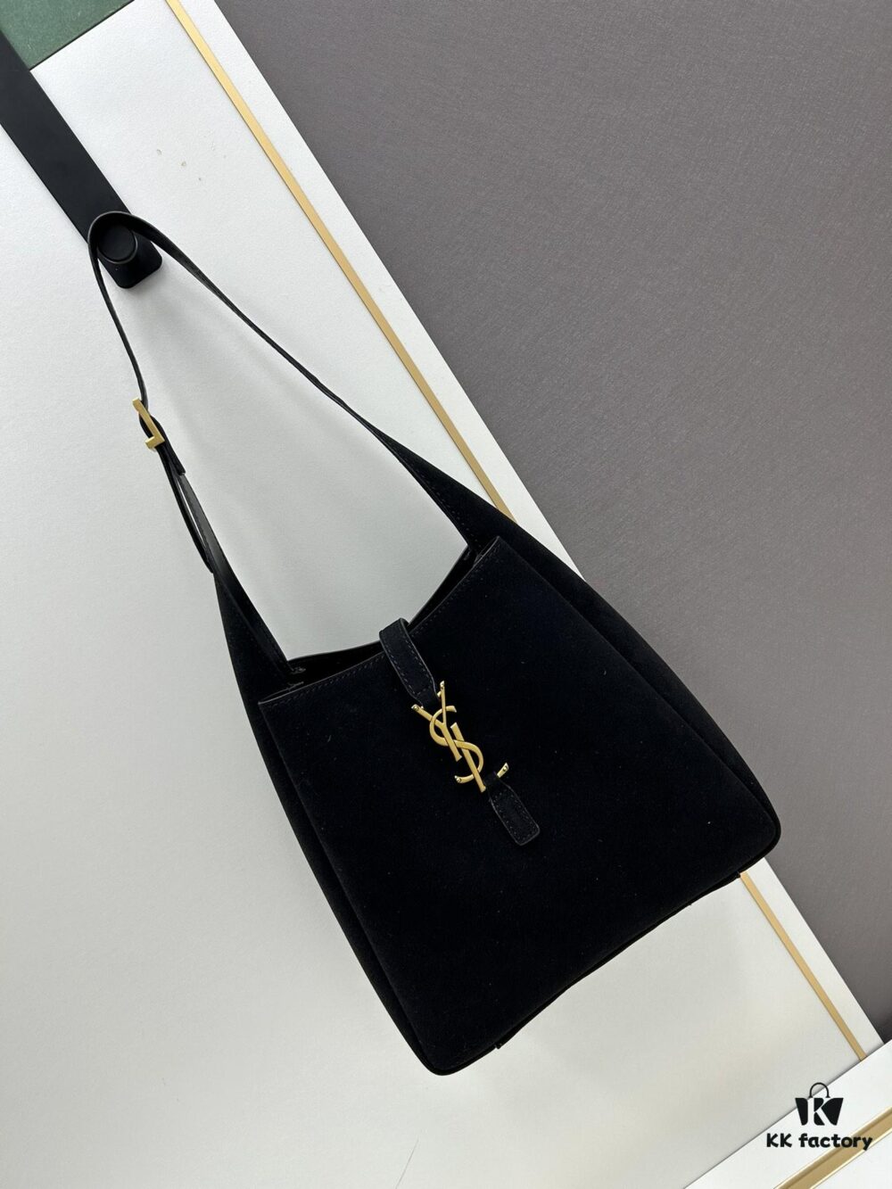 6930d0386e68136f4d9b0b1c Small-sized new arrival with box, stunning and hard to resist this matte brown-gold oversized bag full of autumn-winter vibes!