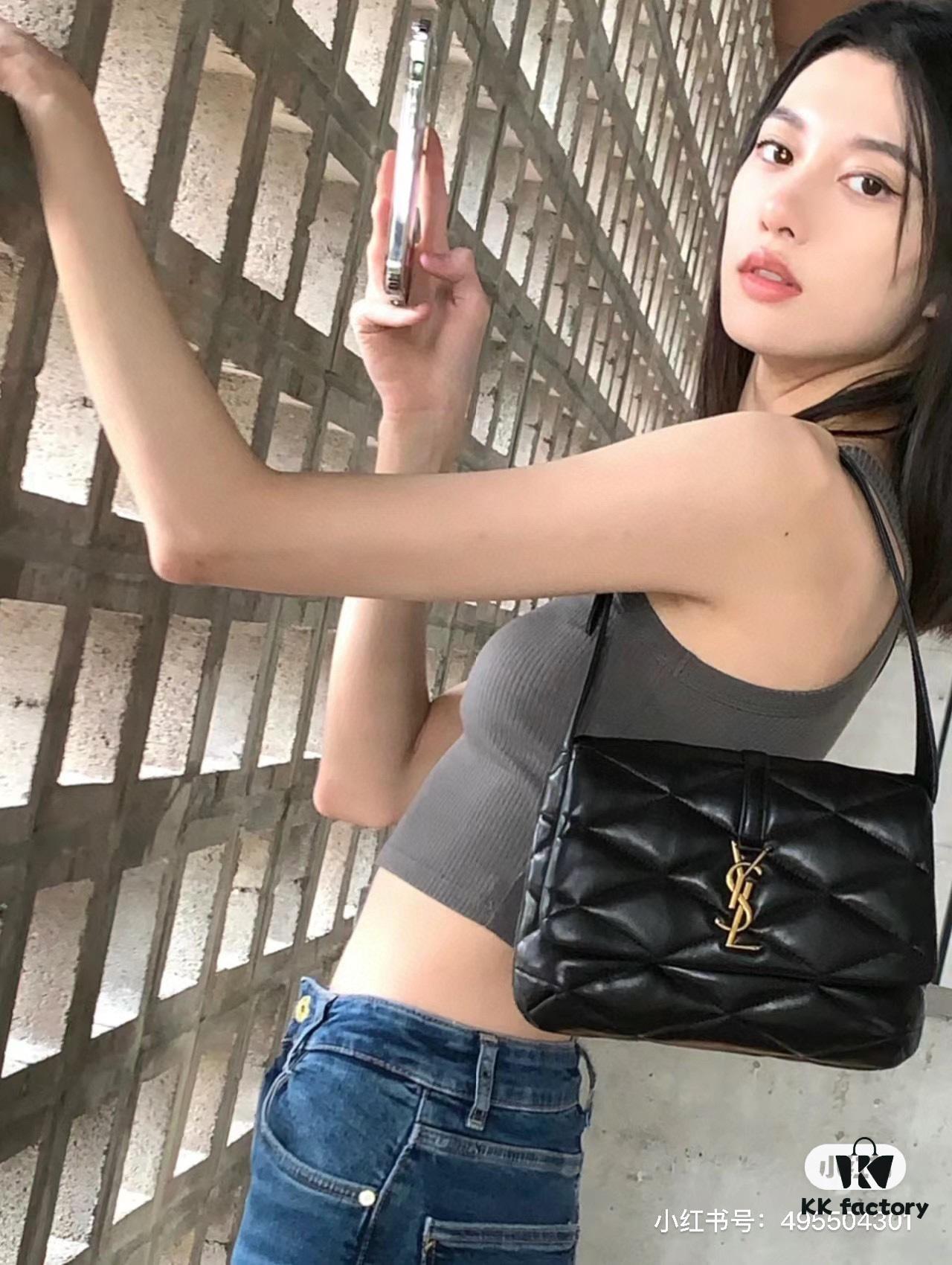 6930d28b6e68136f4d9b0ebb New Arrival with Box 💰 See How Beautiful the YSL Trapezoid Shoulder Bag Looks from Rosé's Back View!