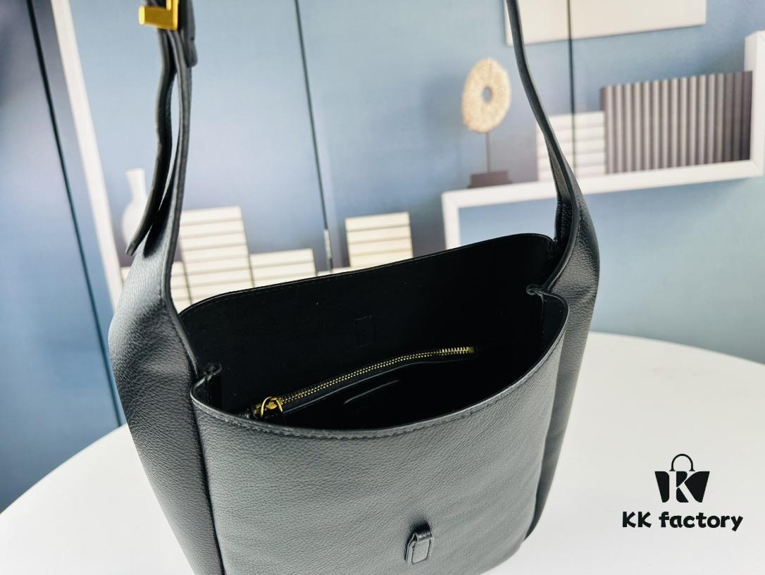6930d59f6e68136f4d9b1335 New Arrival Those Years Following Rosé's Hobo Bag ||| If Jamie is Rosé's princess, Icare is the queen of Rosé's large bags 🫅