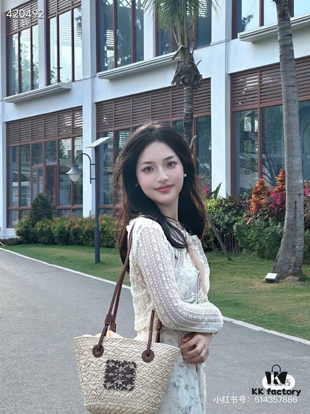 6930d76b6e68136f4d9b1607 LOEWE Roewe Mini Straw Bag, Small Size, Essential for Beach Outings, 25*20cm