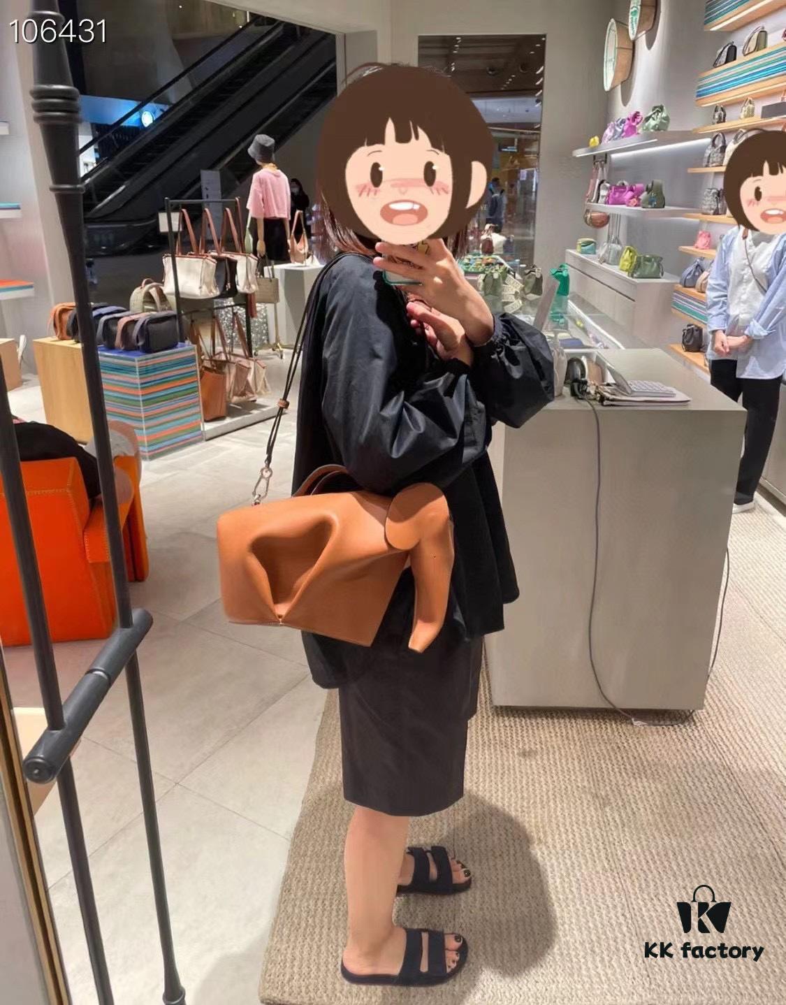 6930d7ff6e68136f4d9b16b8 Loewe🌟 Classic Calfskin Elephant Handbag Arrived 👏
