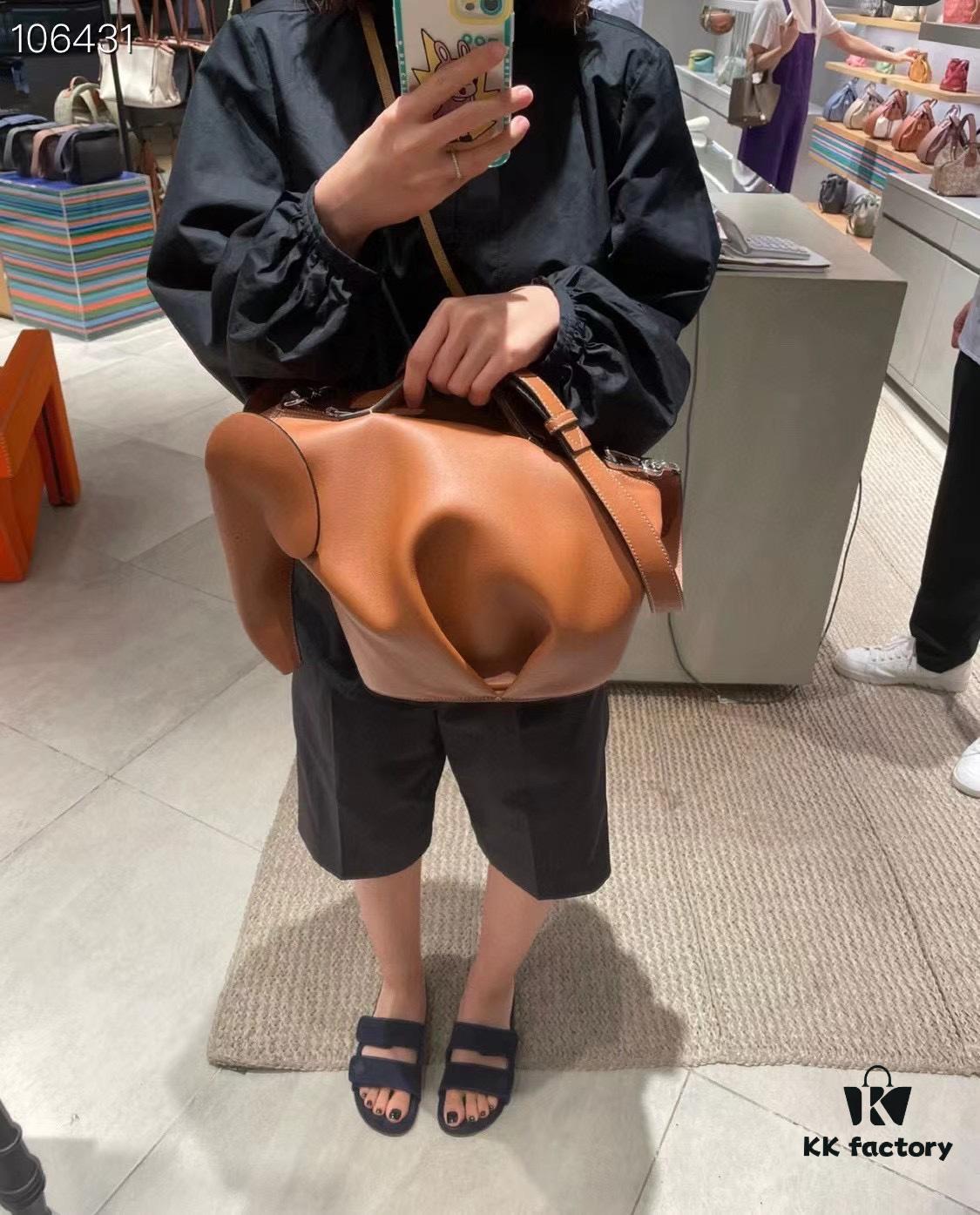 6930d7ff6e68136f4d9b16b9 Loewe🌟 Classic Calfskin Elephant Handbag Arrived 👏