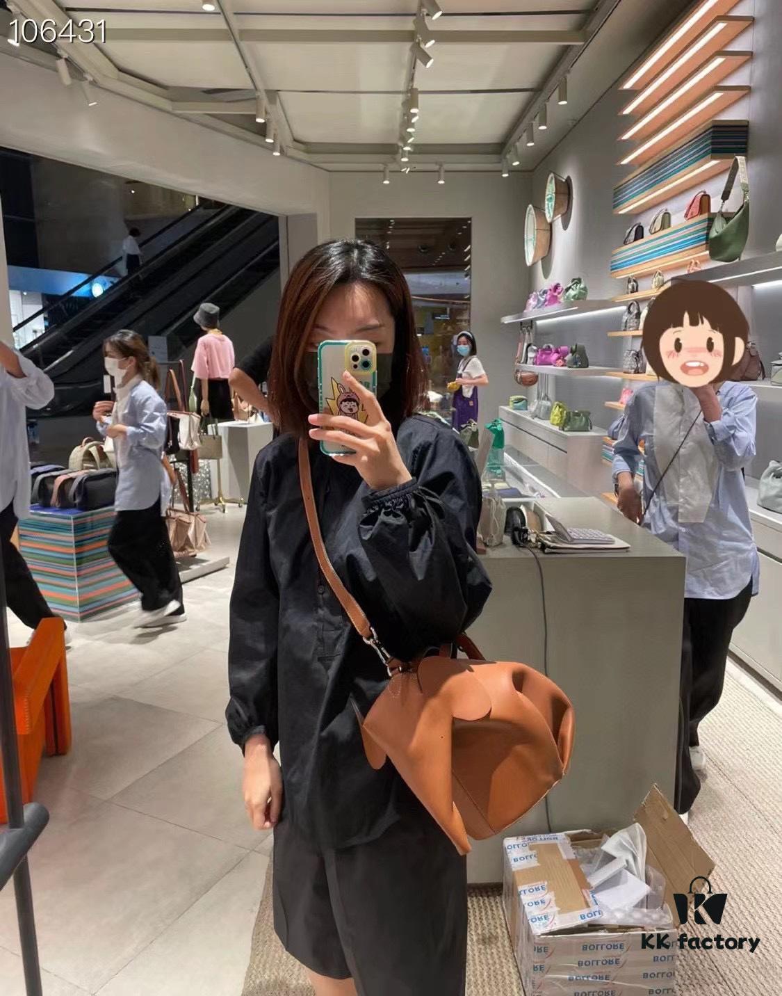 6930d7ff6e68136f4d9b16ba Loewe🌟 Classic Calfskin Elephant Handbag Arrived 👏