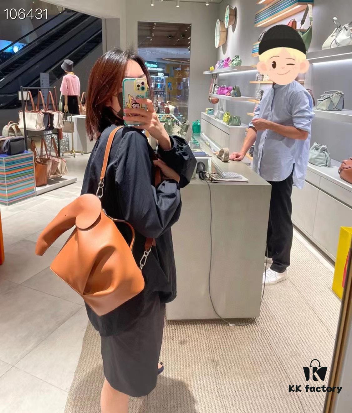 6930d8006e68136f4d9b16bb Loewe🌟 Classic Calfskin Elephant Handbag Arrived 👏