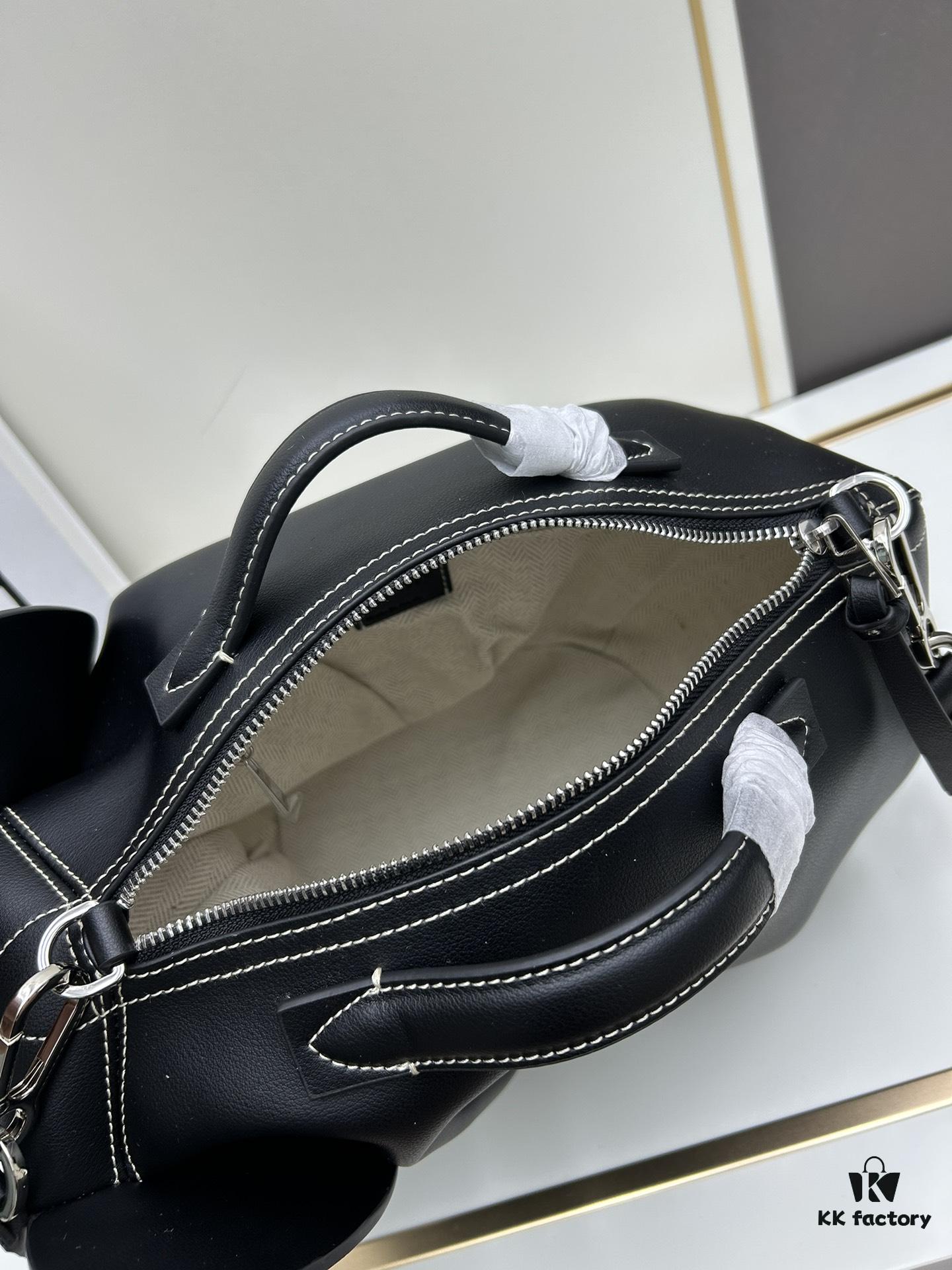 6930d8106e68136f4d9b16d3 Loewe🌟 Classic Calfskin Elephant Handbag Arrived 👏