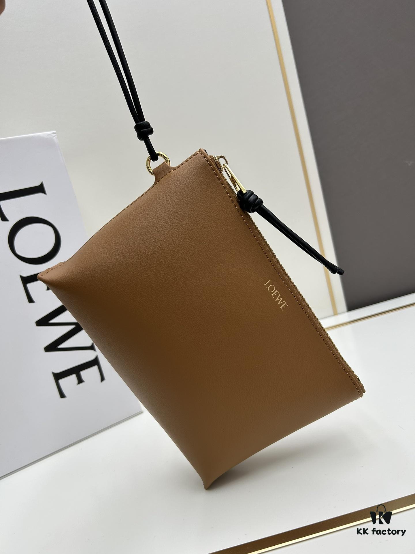 2024 New Arrival Clutch Bag Model S3045 Shiny Nappa Calf Leather Knot T Clutch with Contrast Bow Zipper Pull and Wrist Strap