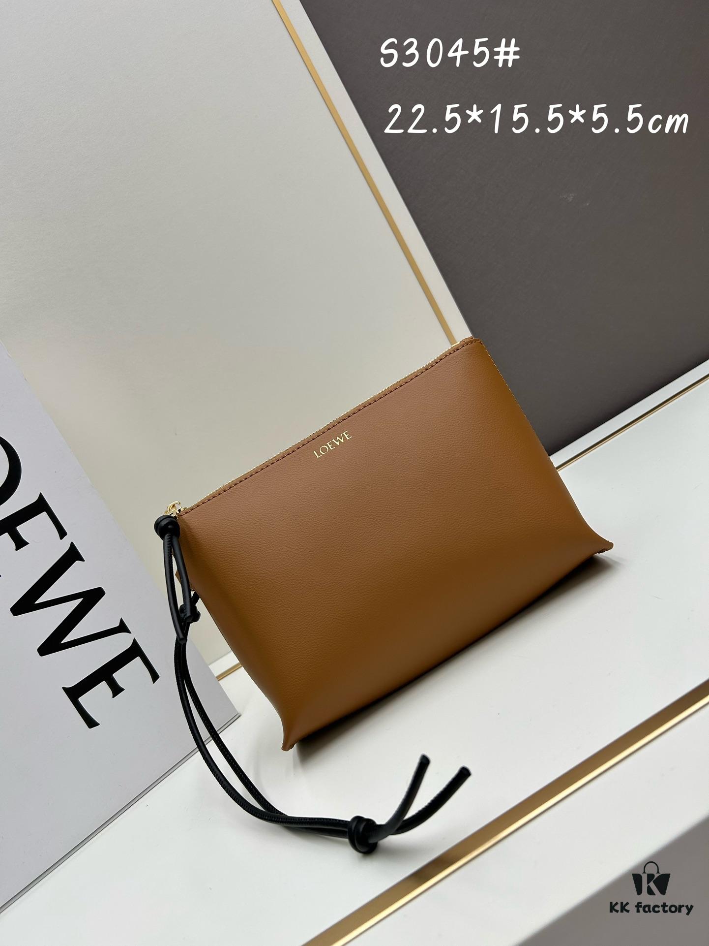 2024 New Arrival Clutch Bag Model S3045 Shiny Nappa Calf Leather Knot T Clutch with Contrast Bow Zipper Pull and Wrist Strap