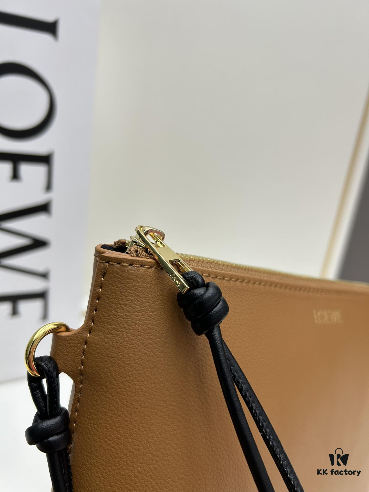 2024 New Arrival Clutch Bag Model S3045 Shiny Nappa Calf Leather Knot T Clutch with Contrast Bow Zipper Pull and Wrist Strap