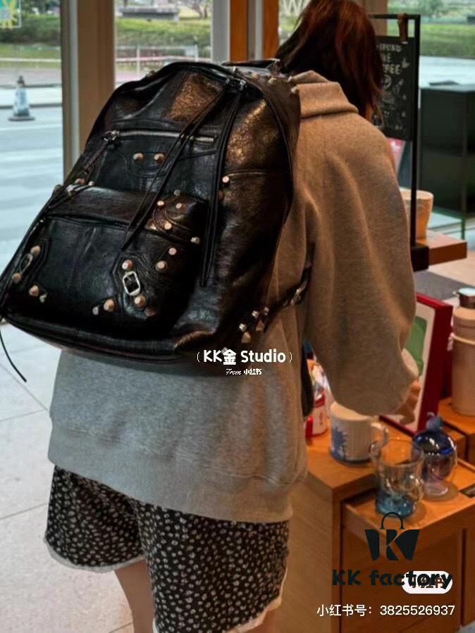 Top Grain Leather Ba1enciaga Le Cagole Studs Backpack – A Fashionable Bag That Elevates Your Entire Outfit