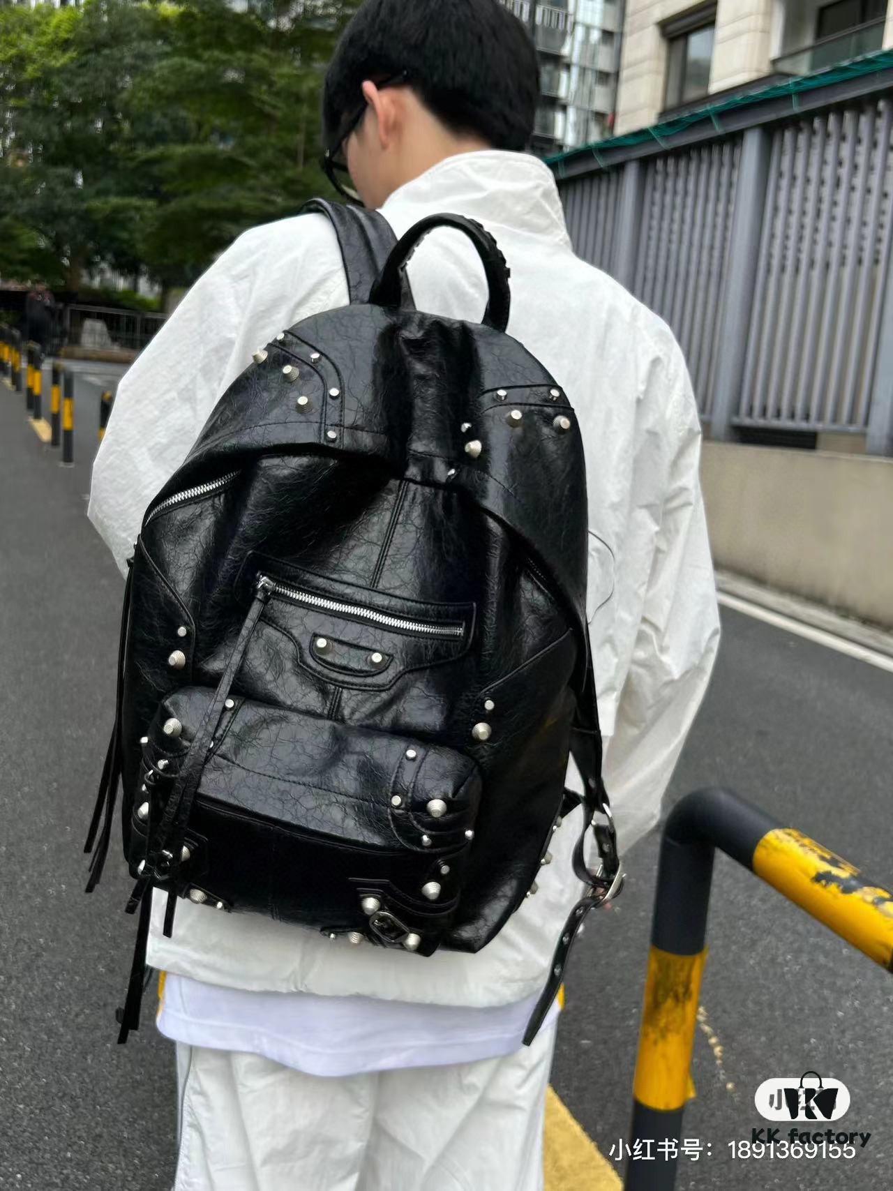 Top Grain Leather Ba1enciaga Le Cagole Studs Backpack – A Fashionable Bag That Elevates Your Entire Outfit