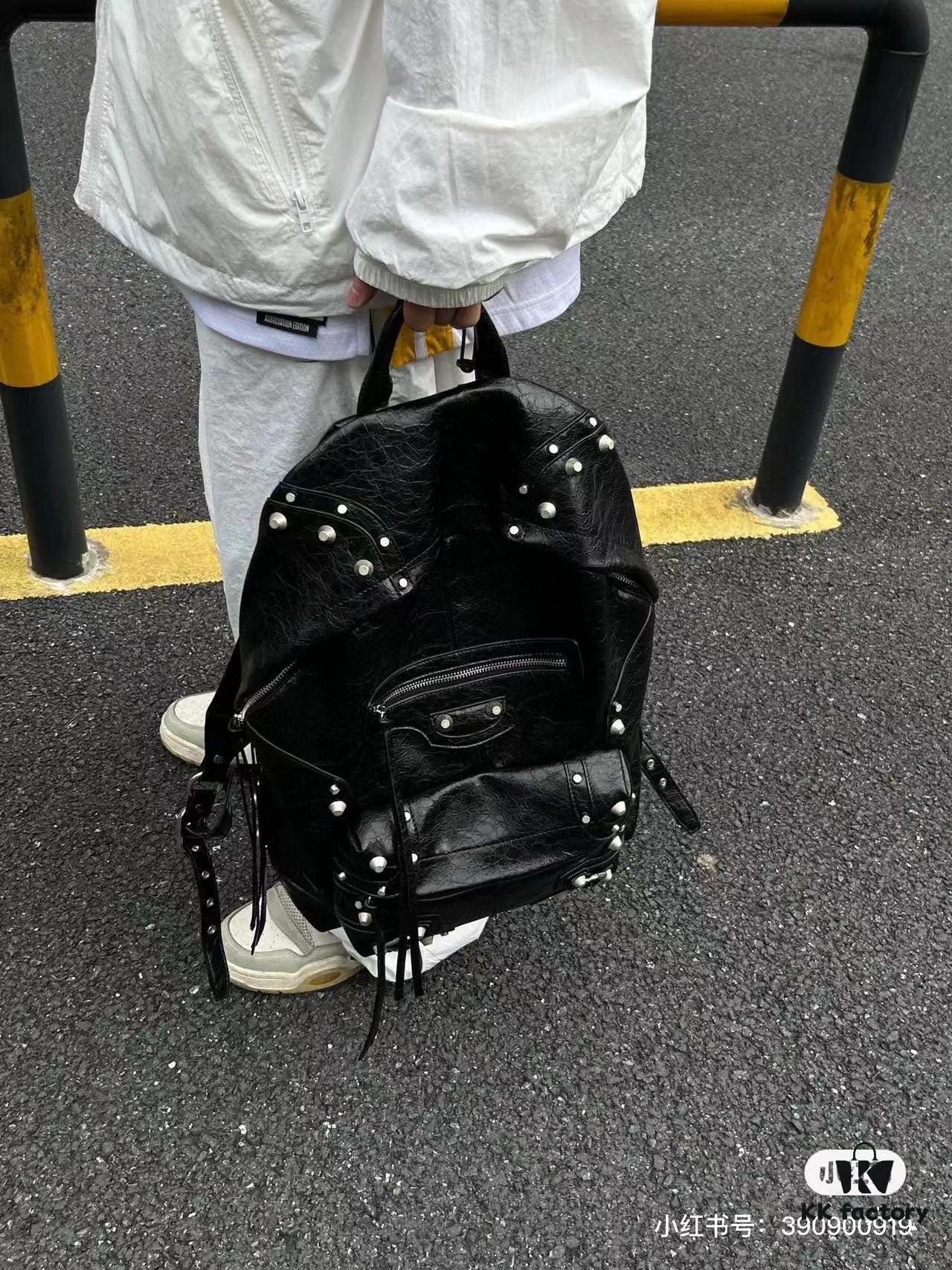 Top Grain Leather Ba1enciaga Le Cagole Studs Backpack – A Fashionable Bag That Elevates Your Entire Outfit