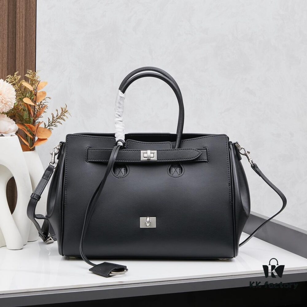 6930d9396e68136f4d9b185c Vlog 🛍️ Details | Balenciaga Bel Air Minimalist and Stylish