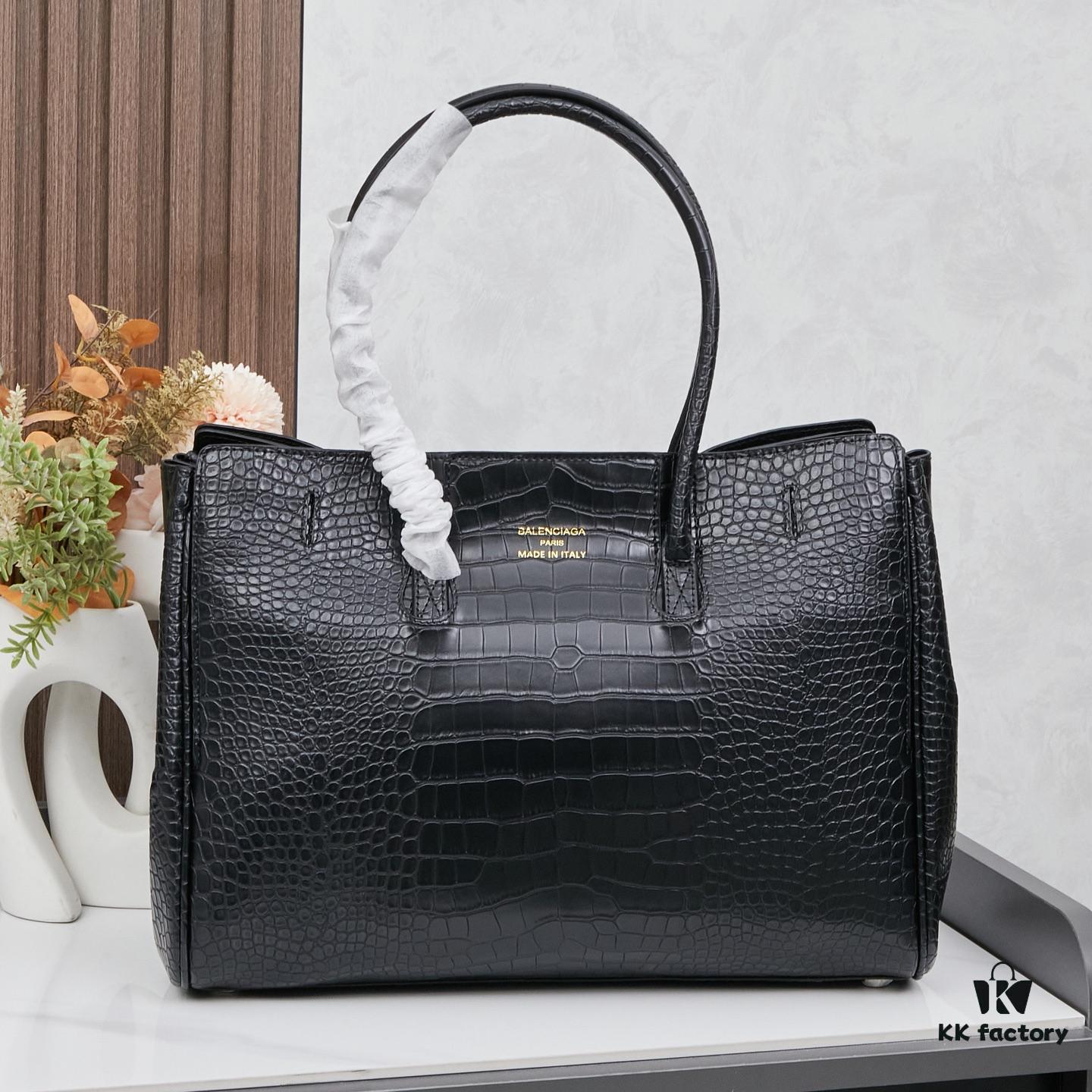 6930da1e6e68136f4d9b198f Large Paris Fashion 2025 Skyline Belair Carry All Handbag