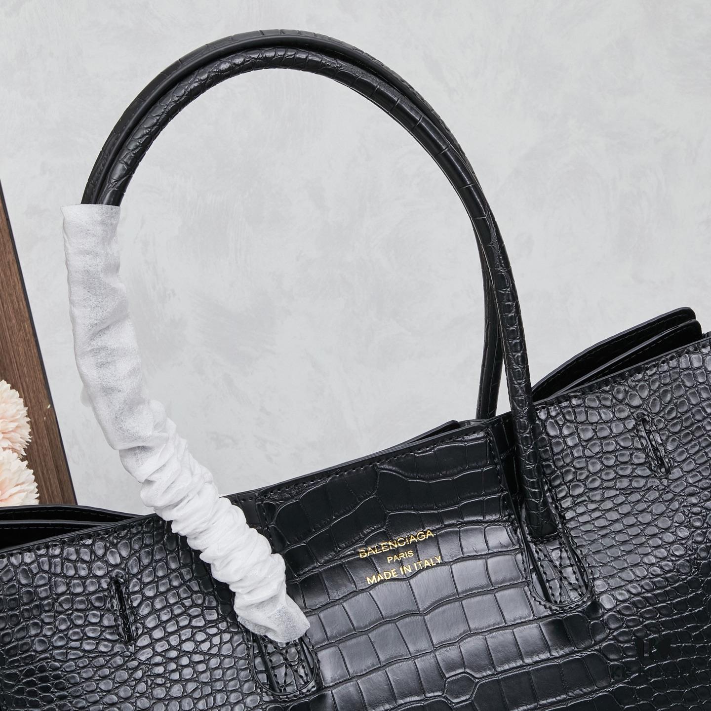 6930da206e68136f4d9b1990 Large Paris Fashion 2025 Skyline Belair Carry All Handbag