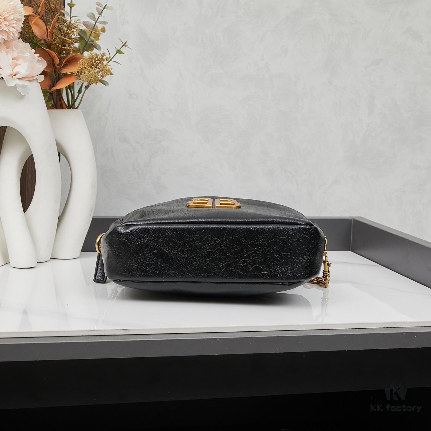 6930da8a6e68136f4d9b1a18 Small Size Balenciaga New Camera Bag with Box