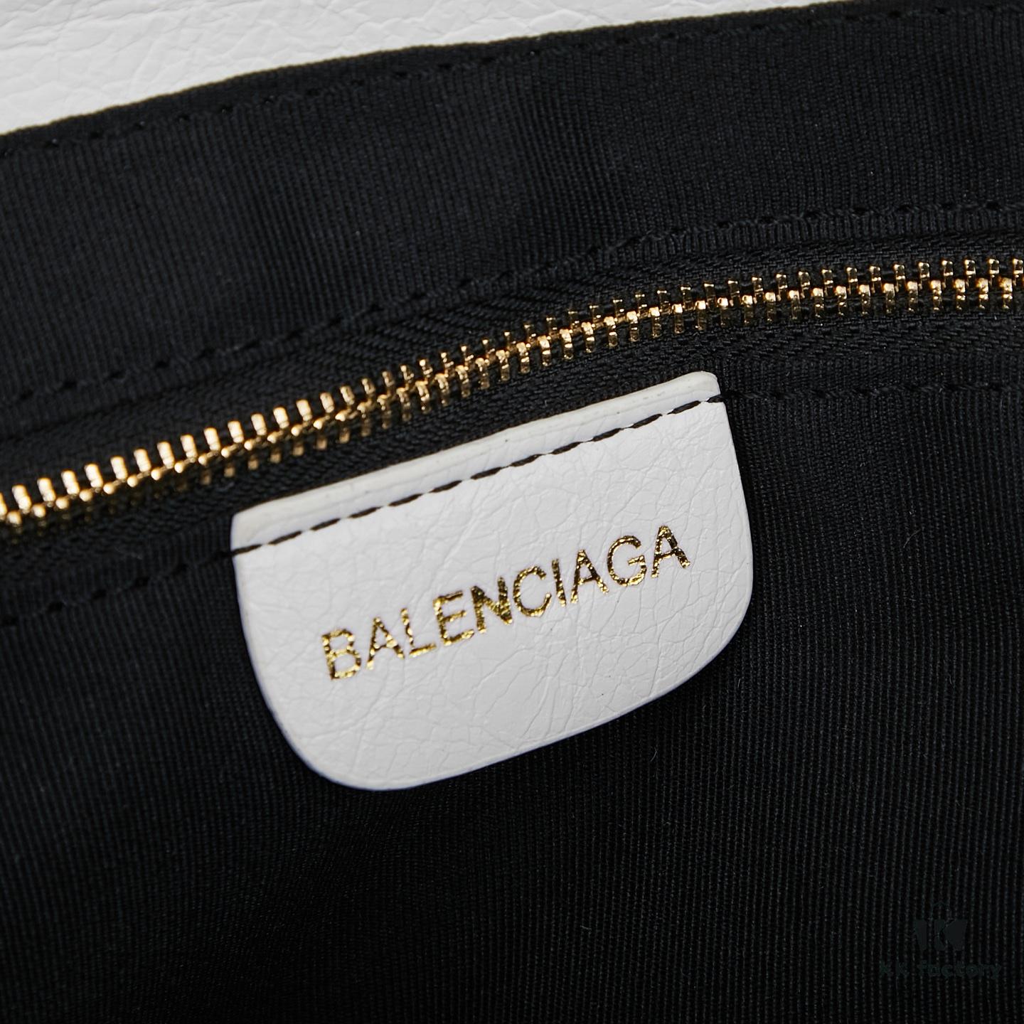 6930dac56e68136f4d9b1a70 Bags with Box: Finally I Understand the Coolness of Biker Bags