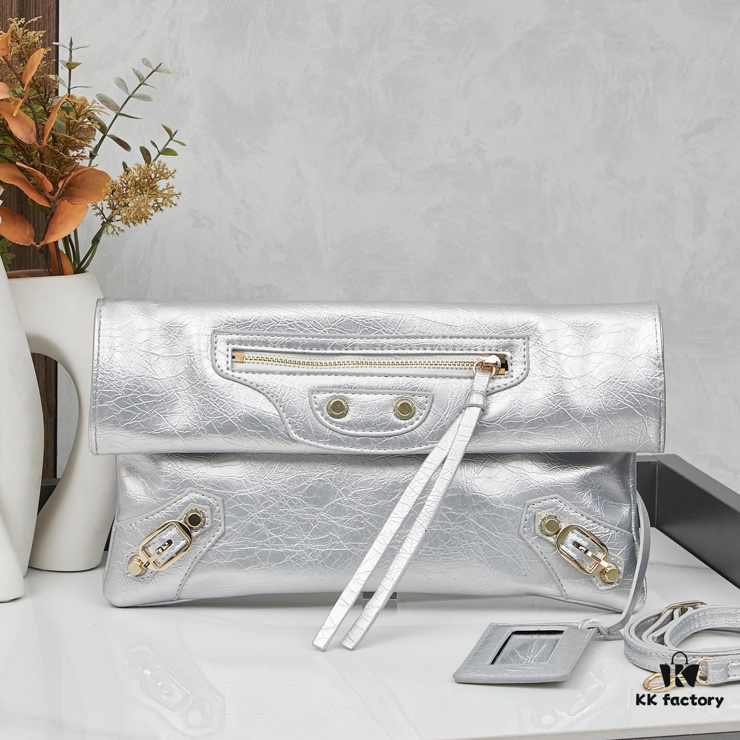 6930dac76e68136f4d9b1a72 Balisage Motorcycle Bag: Finally Fell in Love with Its Cool Charm